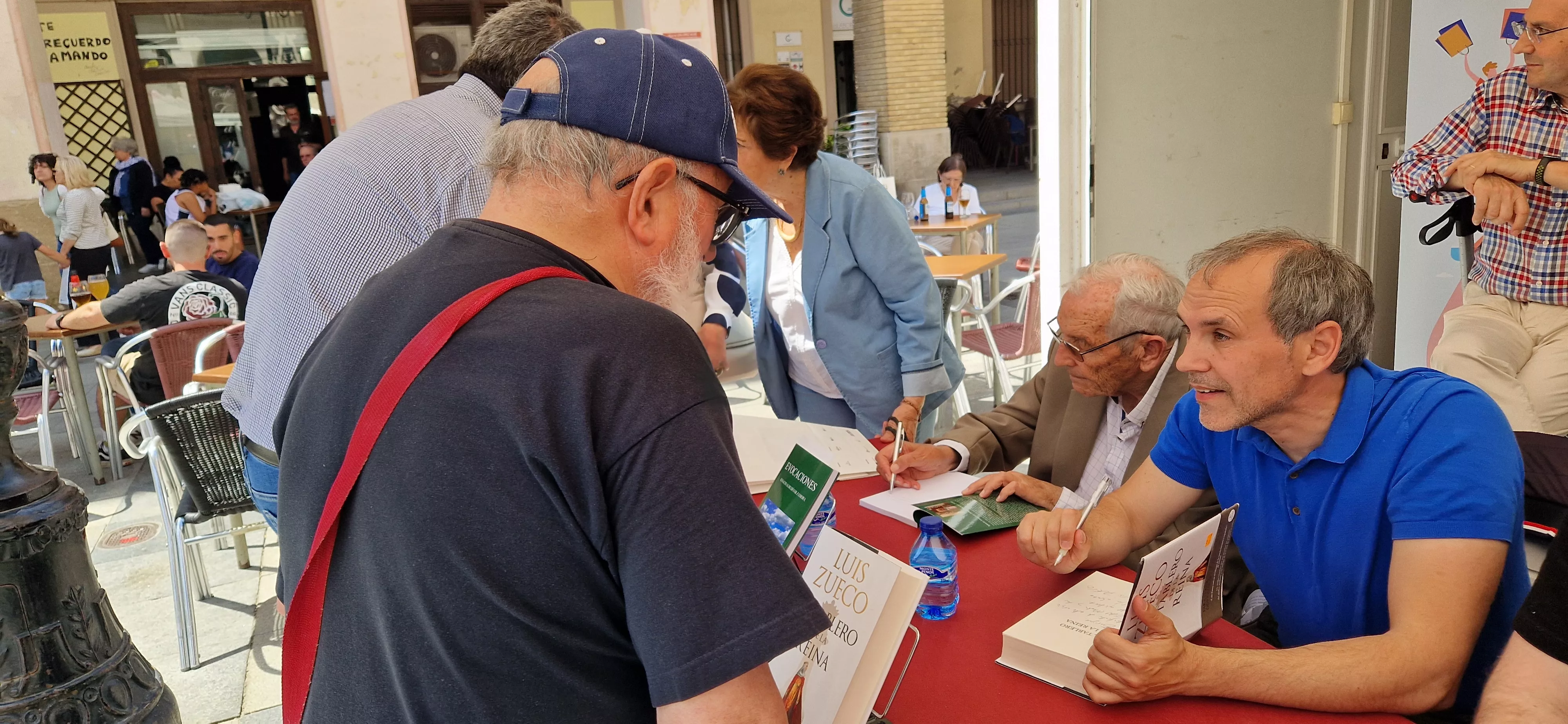 Sábado 25 de mayo en la Feria del Libro de Huesca. Foto Myriam Martínez Sábado 25 de mayo en la Feria del Libro de Huesca. Foto Myriam Martínez