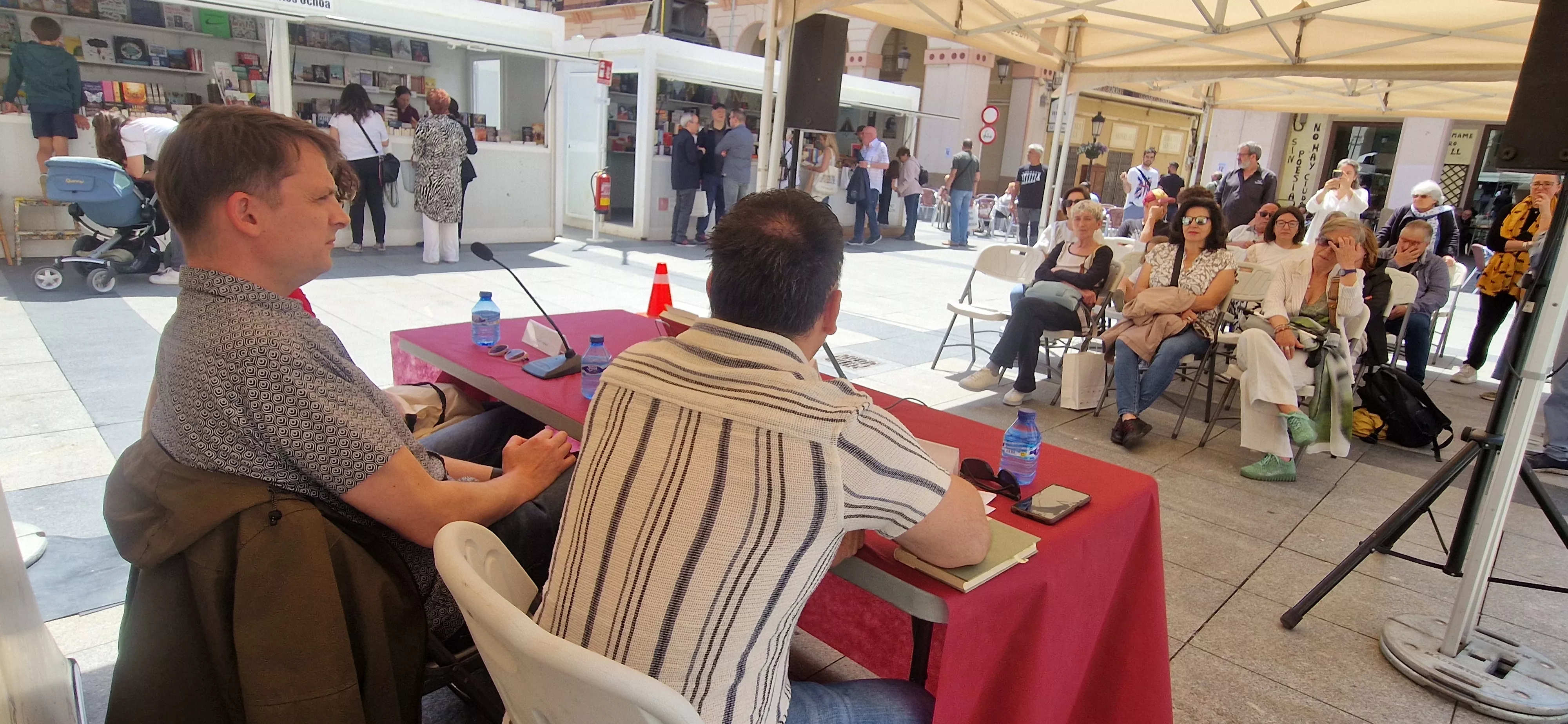 Sábado 25 de mayo en la Feria del Libro de Huesca. Foto Myriam Martínez
