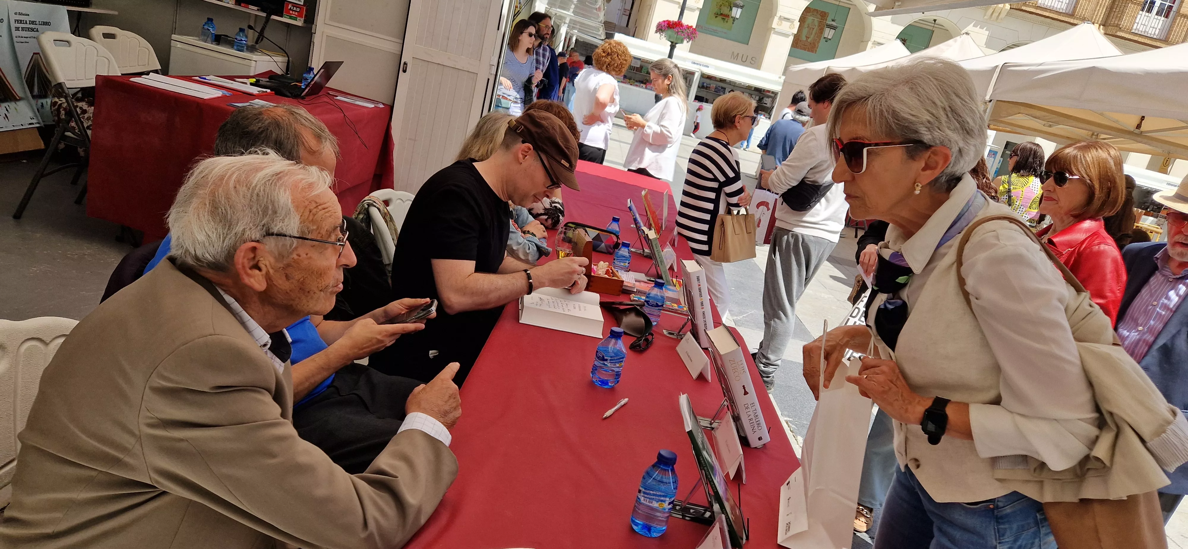 Sábado 25 de mayo en la Feria del Libro de Huesca. Foto Myriam Martínez
