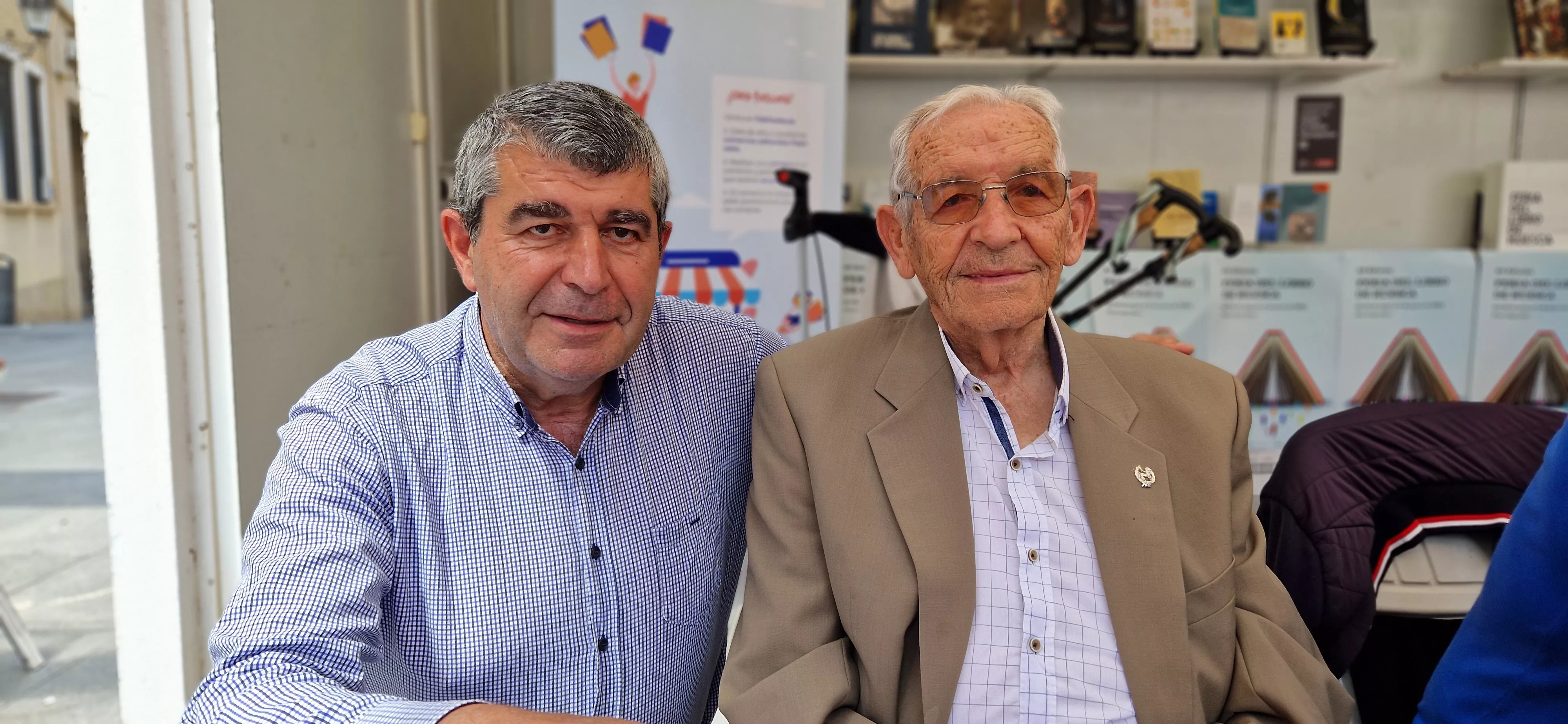 Ignacio Almudévar ha recibido la visita de su hijo en la caseta de firmas. Foto Myriam Martínez
