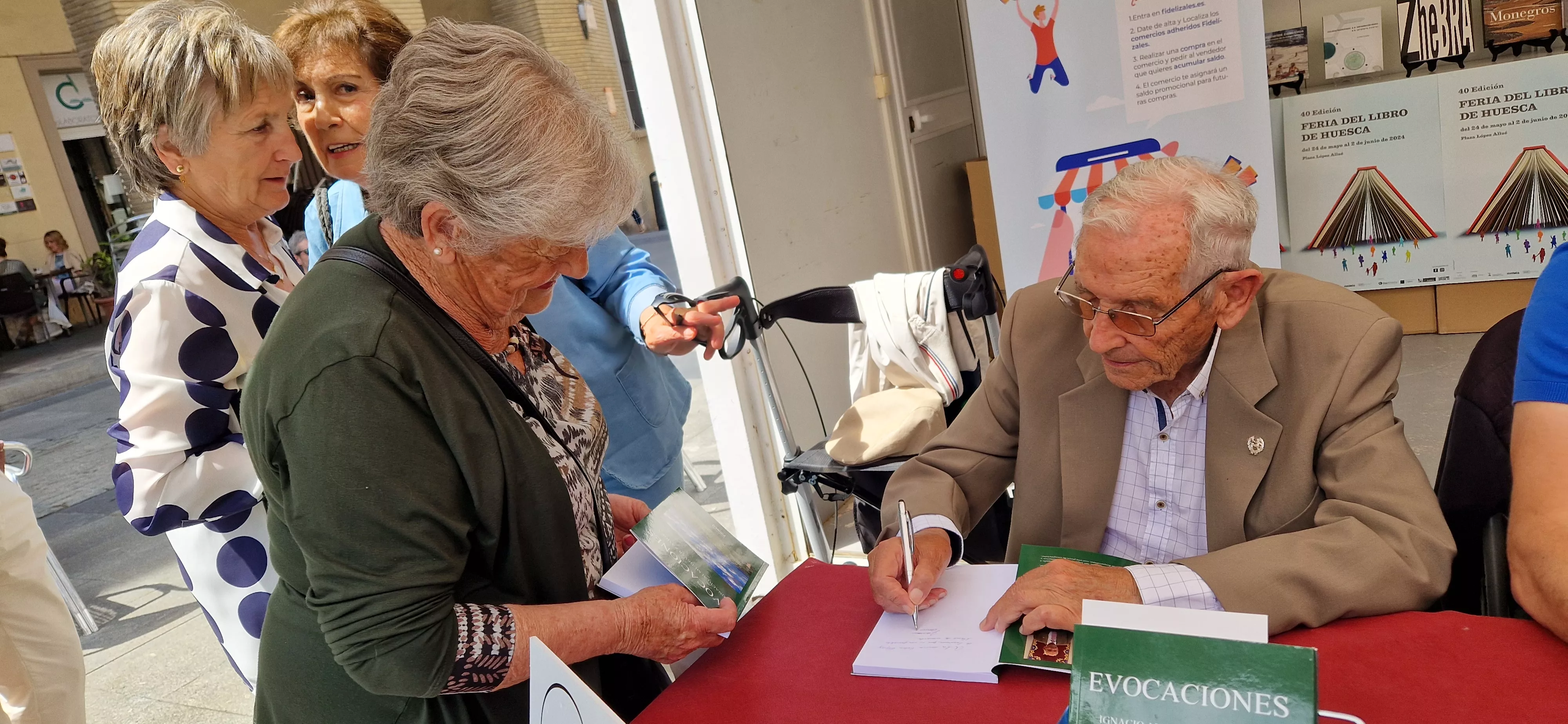 Ignacio Almudévar, firmando un ejemplar. Foto Myriam Martínez