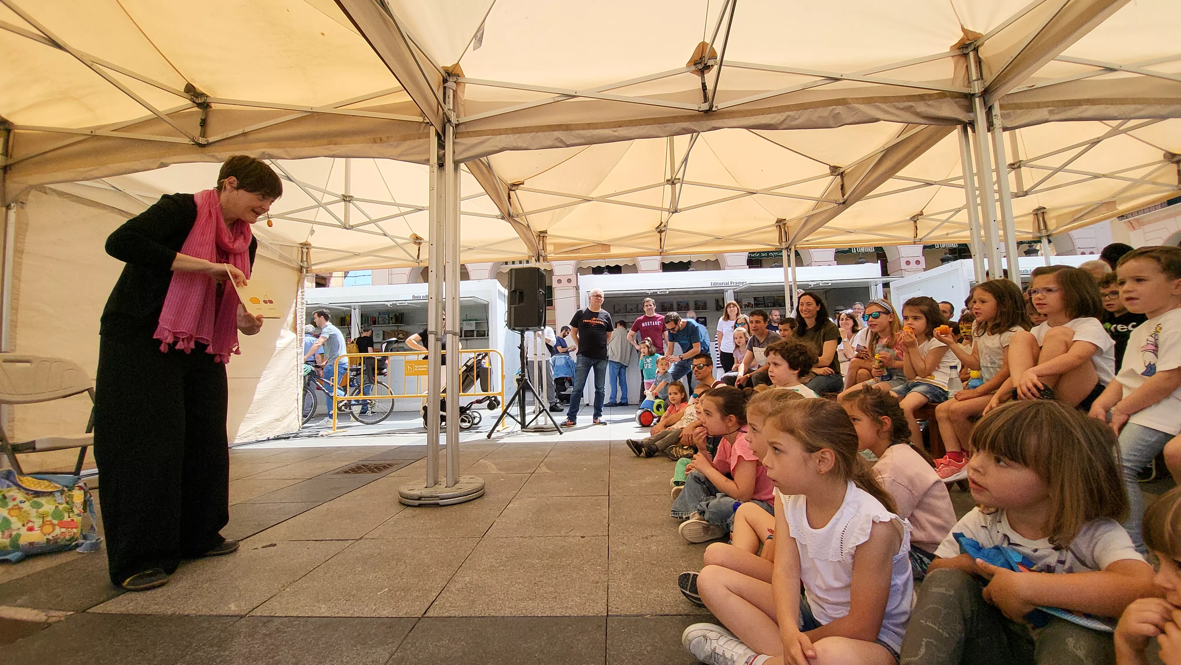 Un mundo de cuentos”, con Sandra Araguás, en la Feria del Libro. Foto Mercedes Manterola