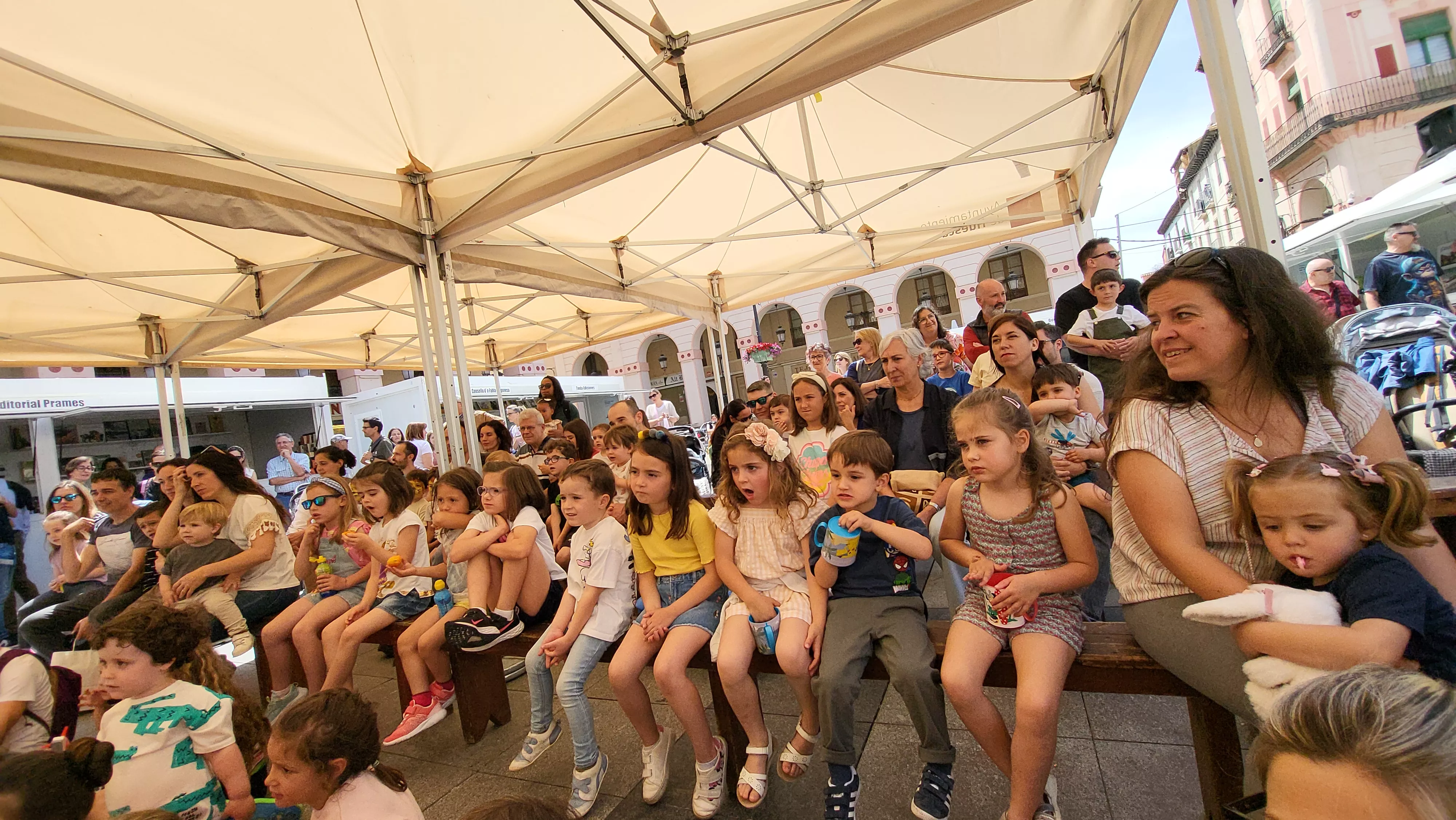 Un mundo de cuentos”, con Sandra Araguás, en la Feria del Libro. Foto Mercedes Manterola