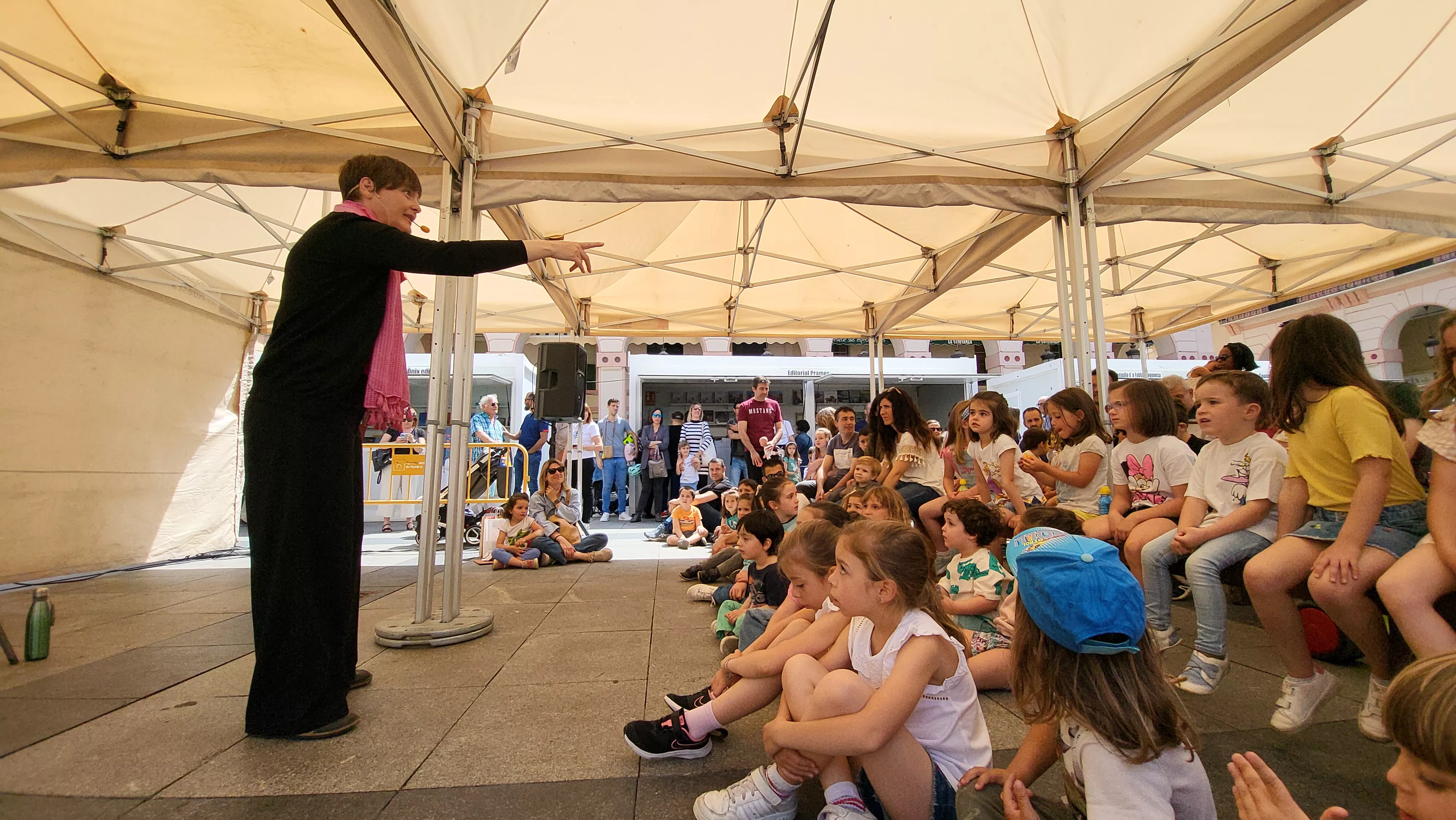 Un mundo de cuentos”, con Sandra Araguás, en la Feria del Libro. Foto Mercedes Manterola