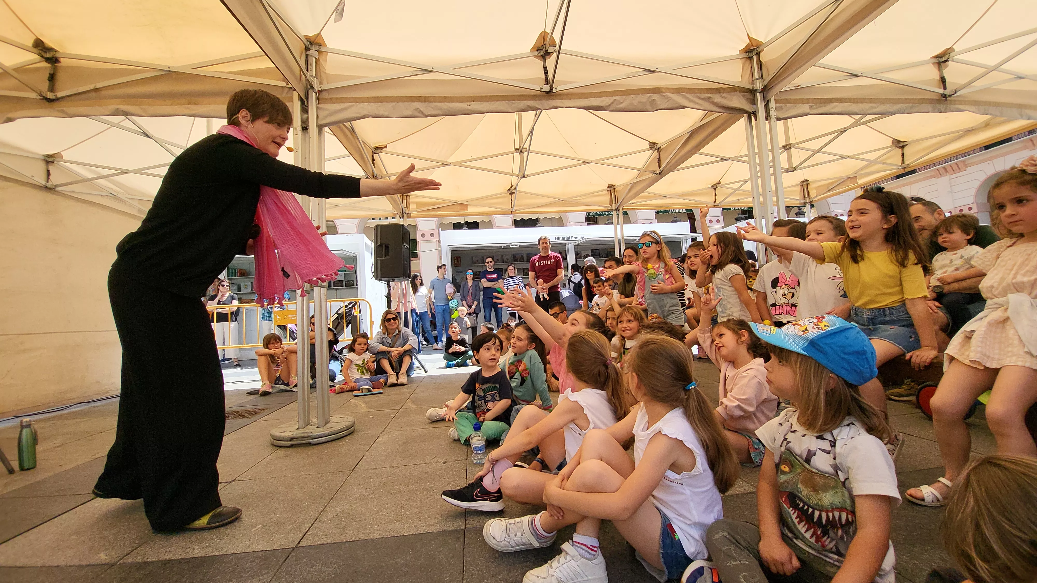 Un mundo de cuentos”, con Sandra Araguás, en la Feria del Libro. Foto Mercedes Manterola