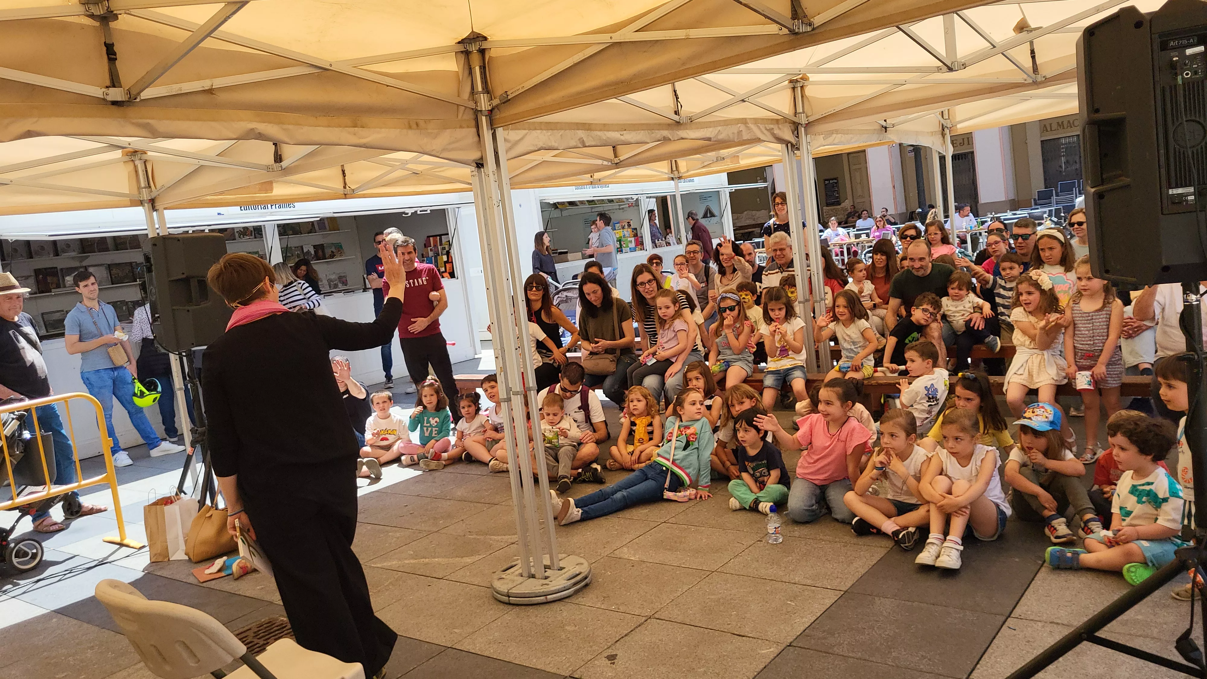 Un mundo de cuentos”, con Sandra Araguás, en la Feria del Libro. Foto Mercedes Manterola