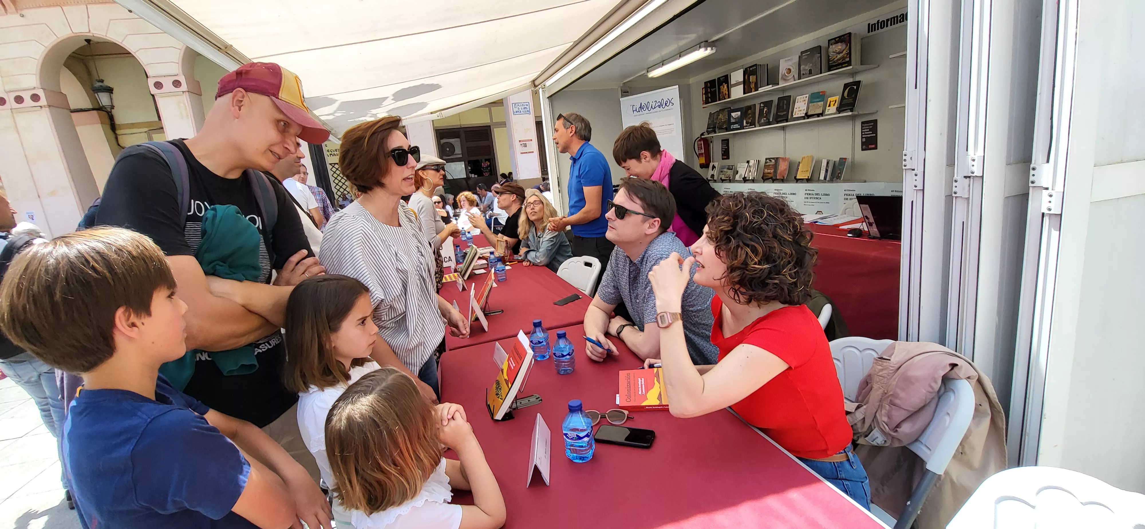 Marta Armingol y Laureano Debat, en la firma de ejemplares. Foto Mercedes Manterola