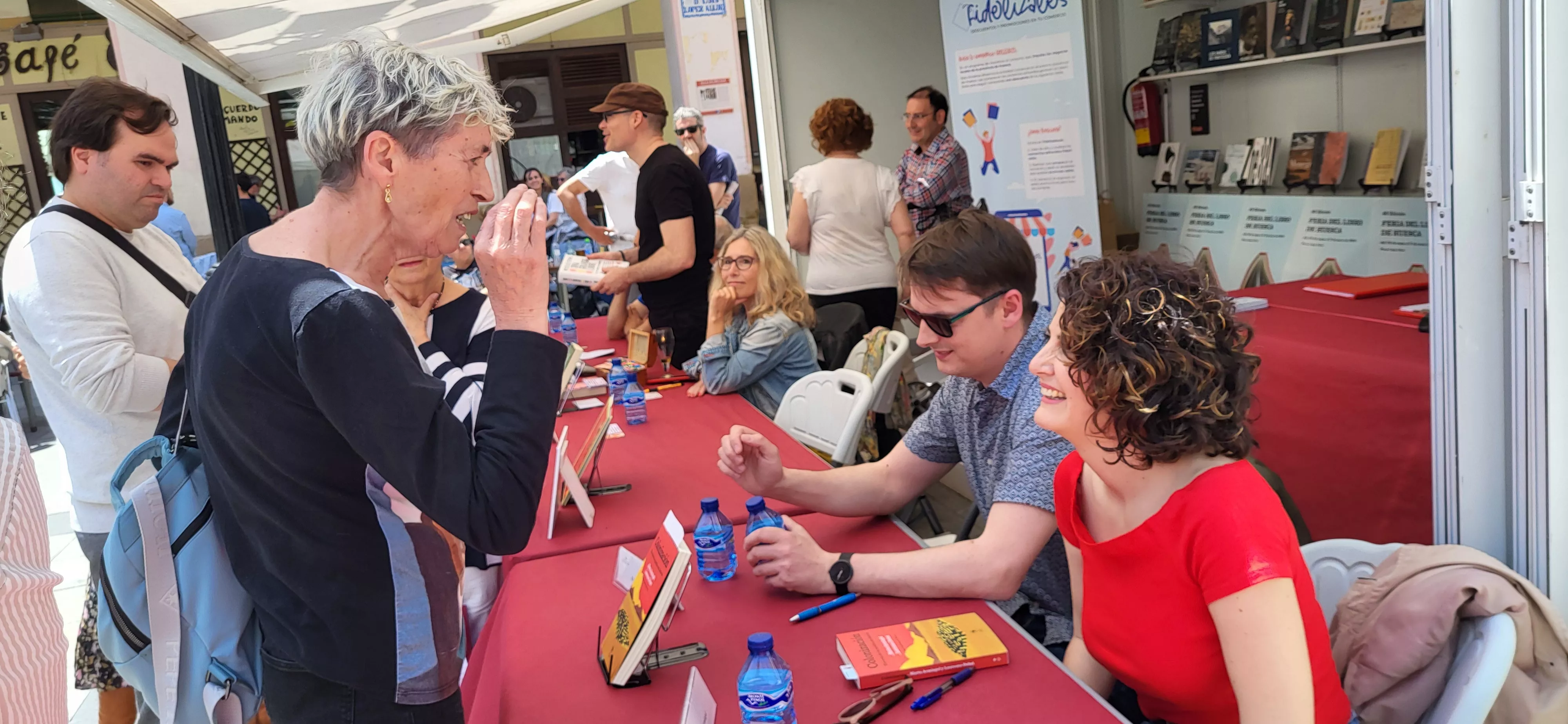 Marta Armingol y Laureano Debat, en la firma de ejemplares. Foto Mercedes Manterola