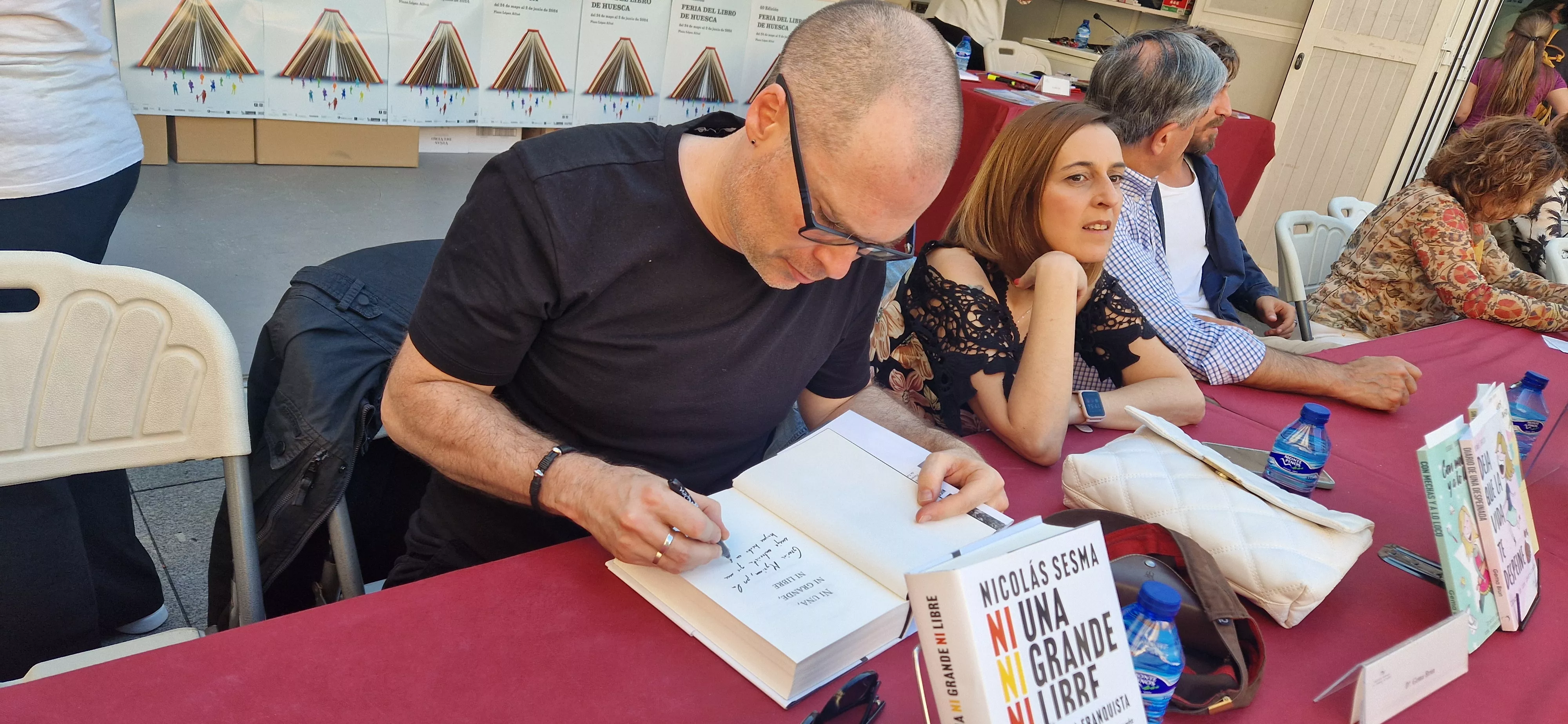 Nicolás Sesma, firmando un ejemplar. Foto Myriam Martínez
