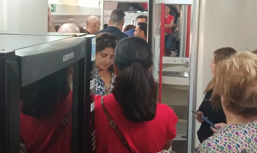 Personas que tenían que ir en el AVE, en el pasillo