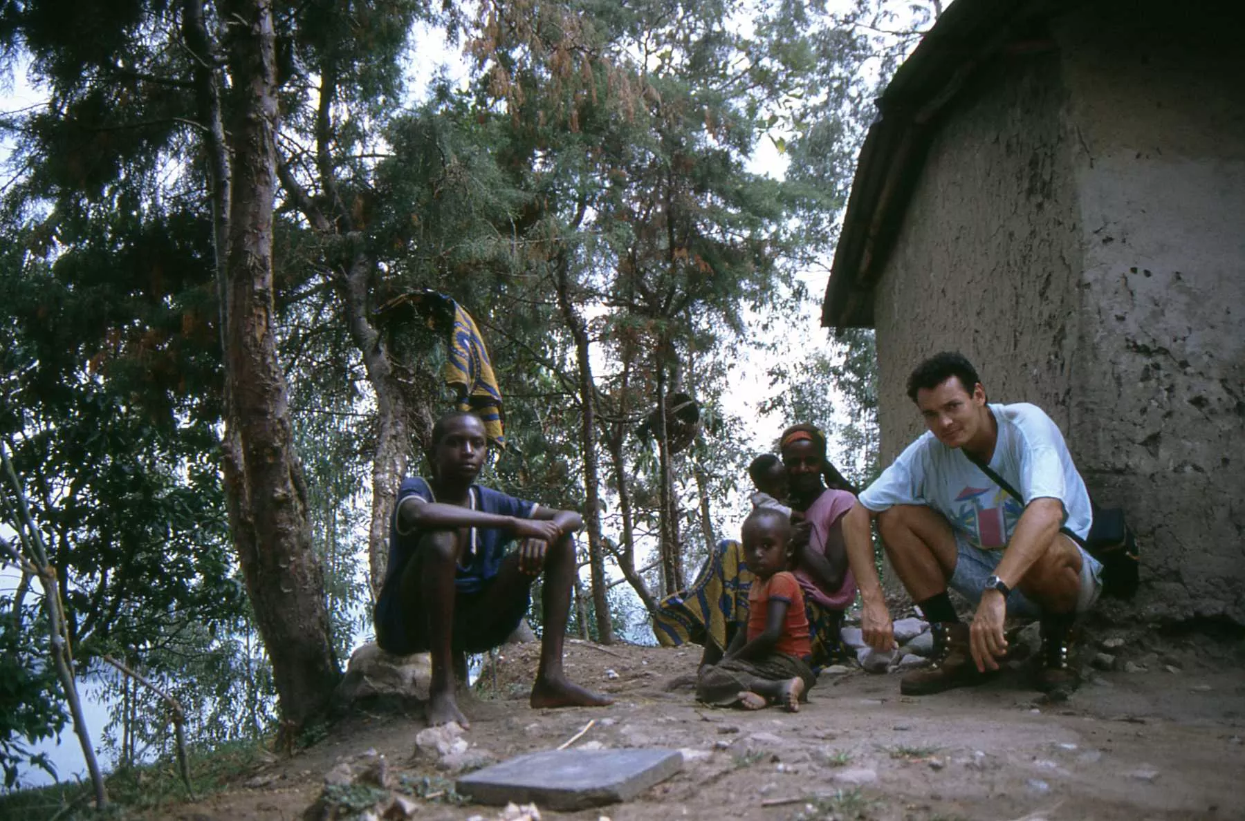 Marco Pascual, con unos nativos en Ruanda. Crónica de un asalto anunciado