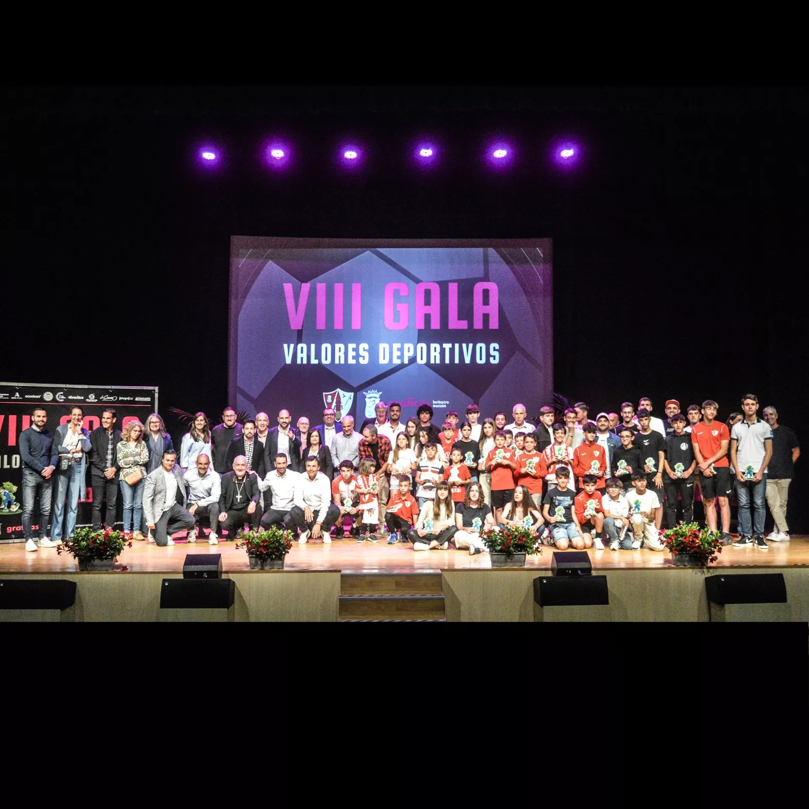 Foto de familia de la gala de archivo. Los valores deportivos reinan en Barbastro. Foto: Gráficas Barbastro