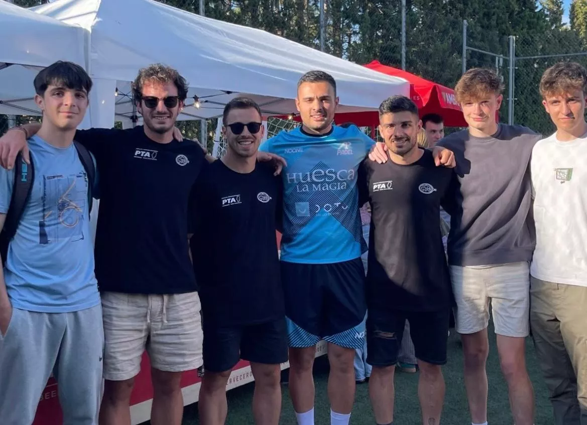 Jano Pérez posa en la foto junto a varios miembros del Club Tenis Osca. Euronix Pádel Tour Aragón busca campeones este domingo