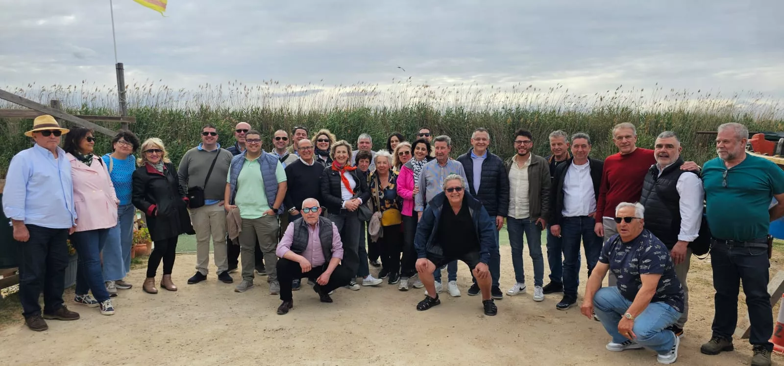 Asambleístas de Fedepesca, con Fernando Mompradé con su camiseta azul en el centro