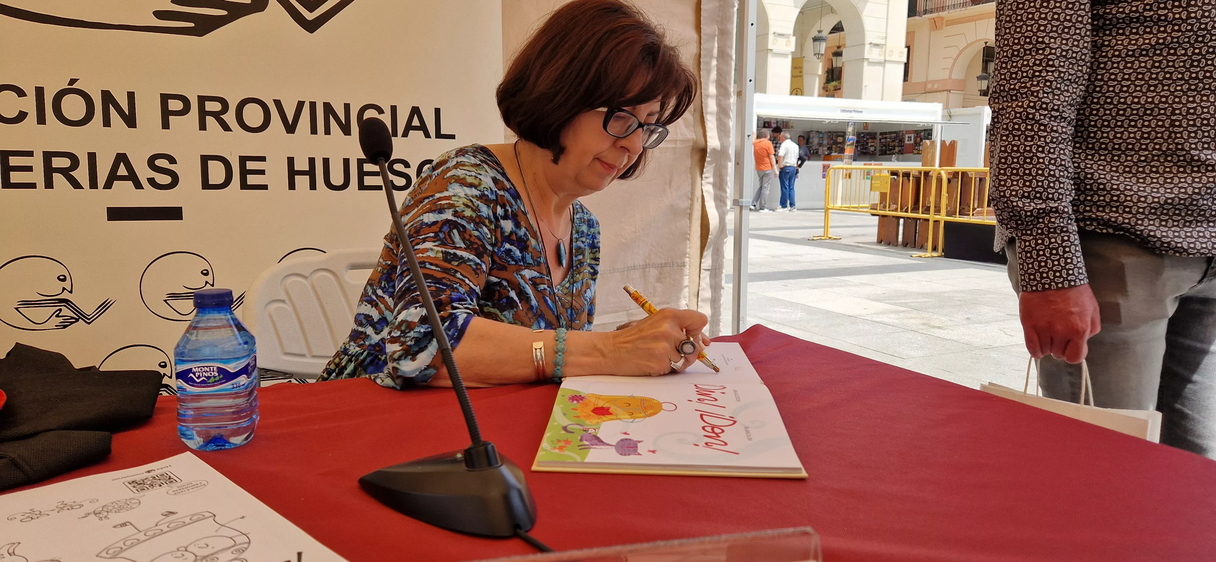 Ana Alcolea, firmando ejemplares del libro Din! Don! Foto Myriam Martínez