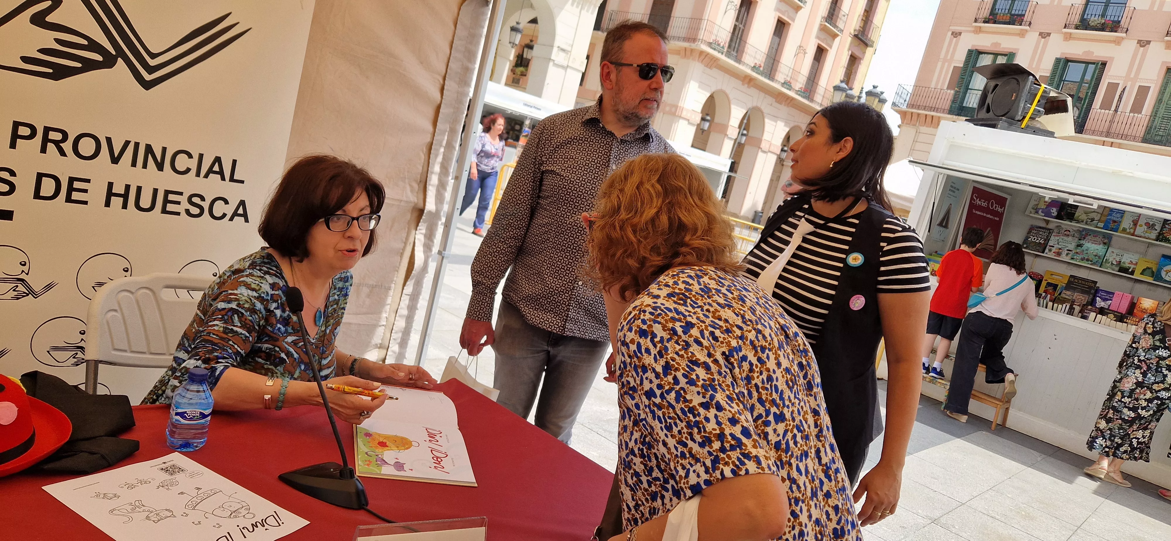 Ana Alcolea, firmando ejemplares. Foto Myriam Martínez