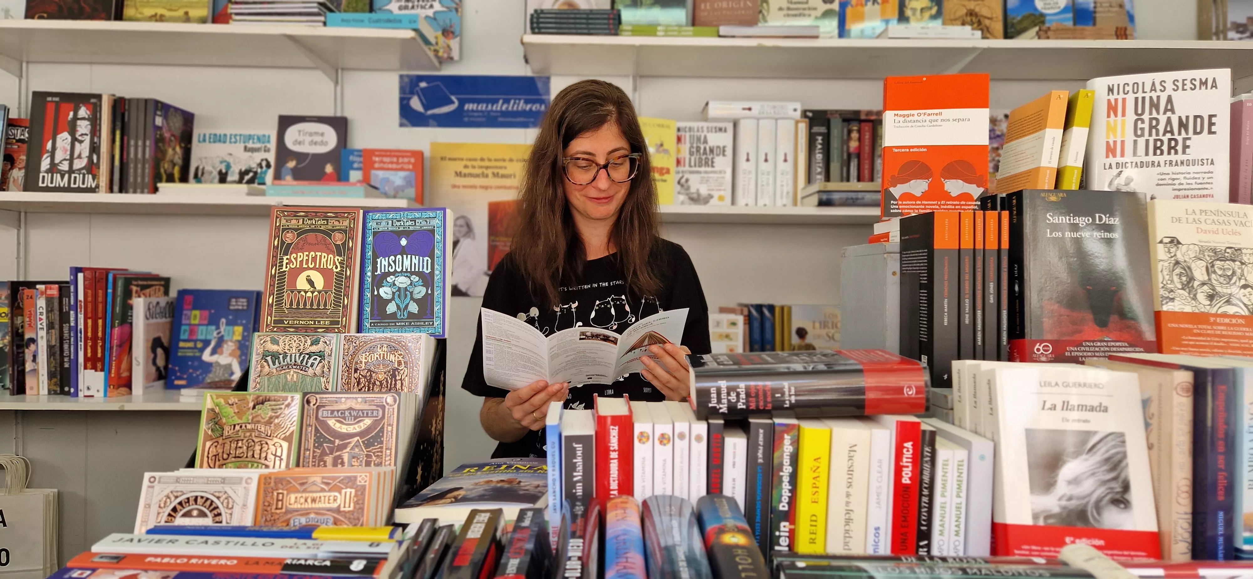 Cristina Hombrados, en la caseta de Másdelibros.  Foto Myriam Martínez