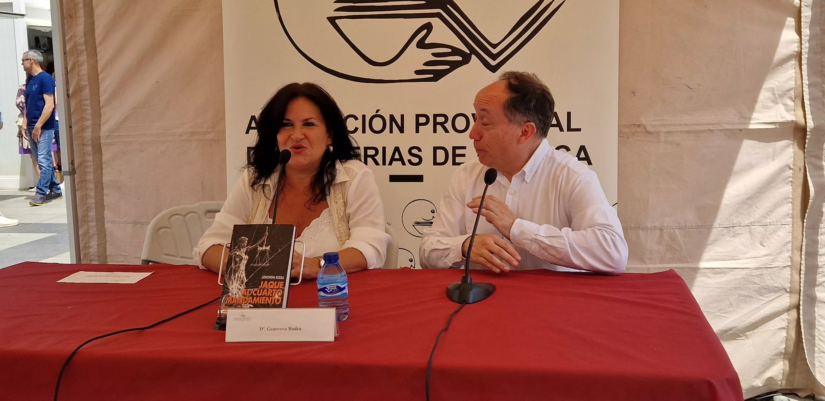 Genoveva Rodea, presentando Jaque al cuarto mandamiento, en la Feria del Libro de Huesca.  Foto Myriam Martínez