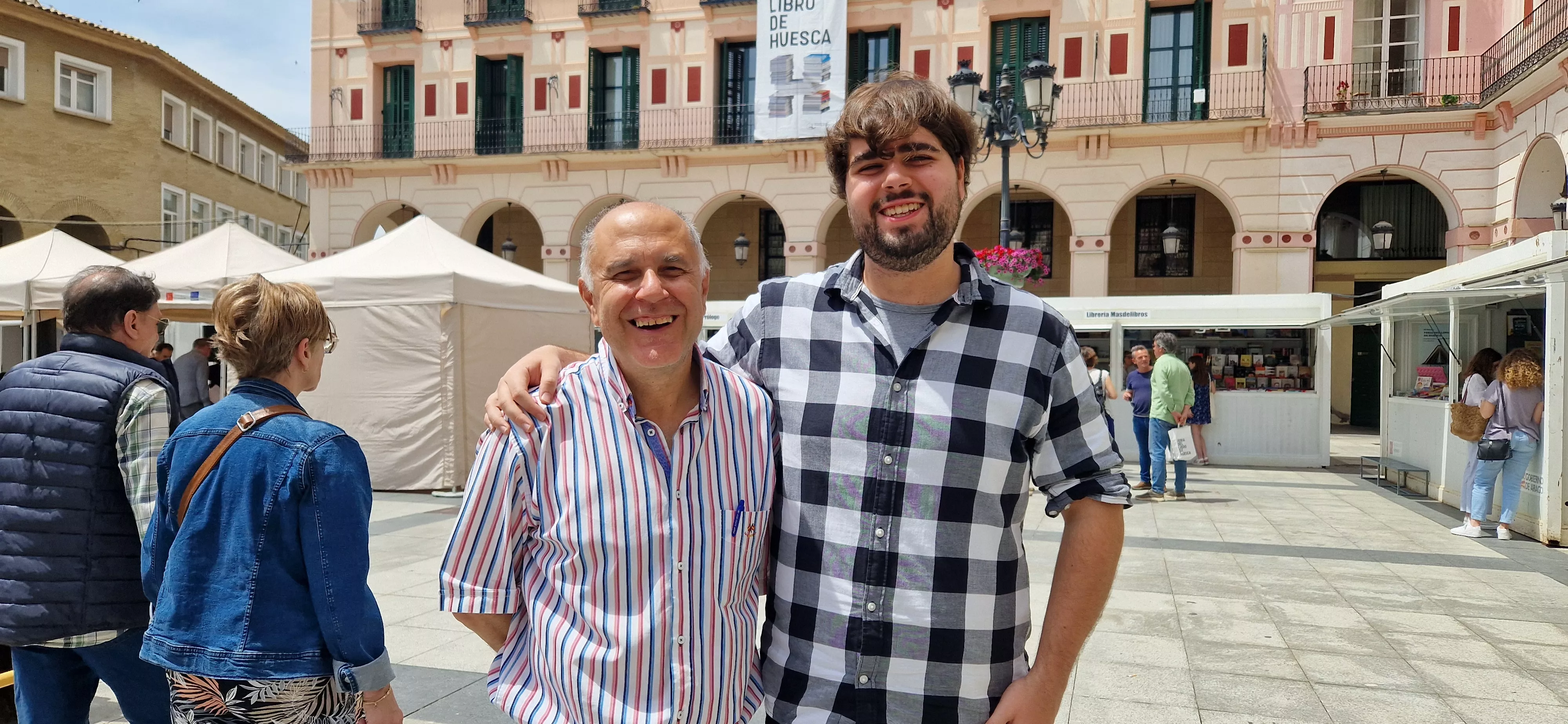 Juan y Lorien Barranco, en la 40ª Feria del Libro de Huesca. Foto Myriam Martínez