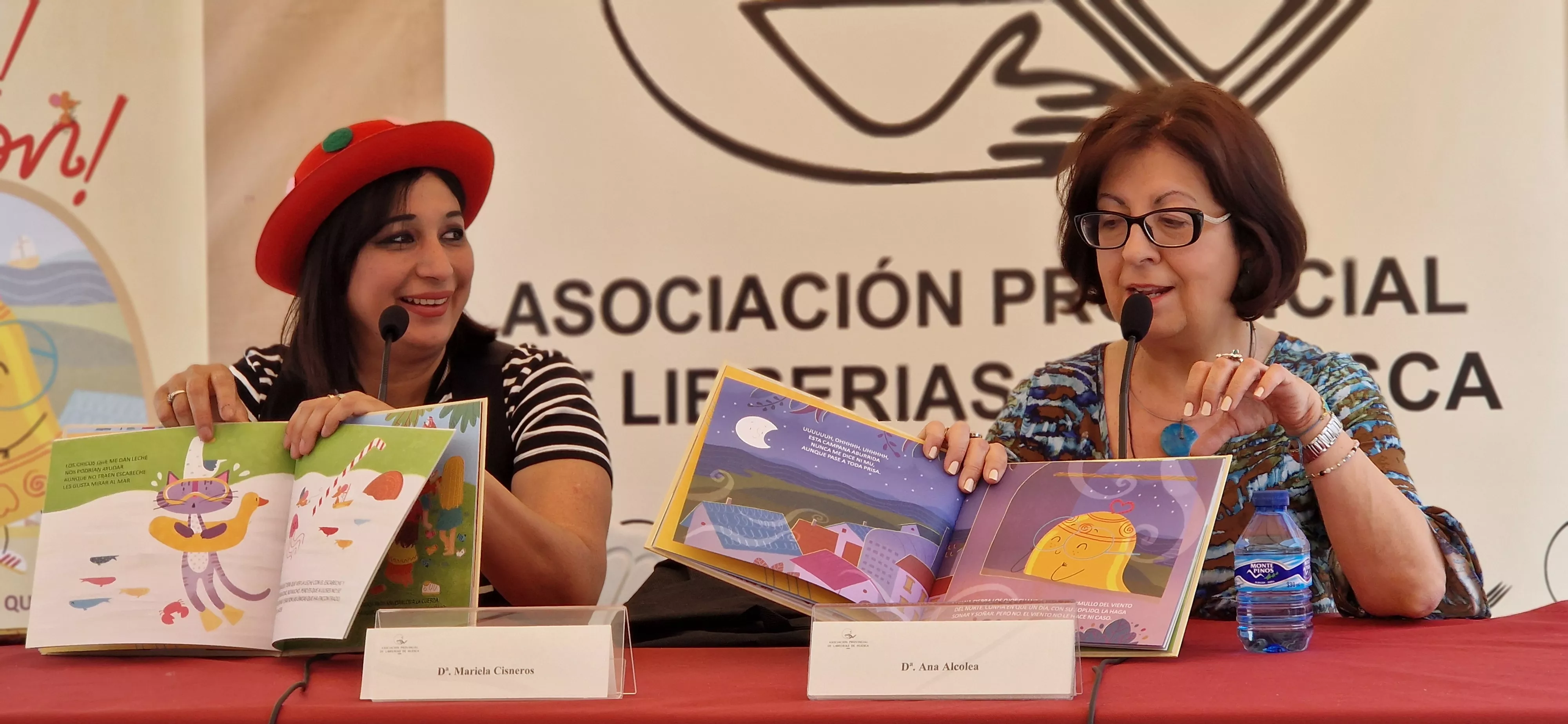 María Cisneros y Ana Alcolea, muestran las ilustraciones del libro.  Foto Myriam Martínez
