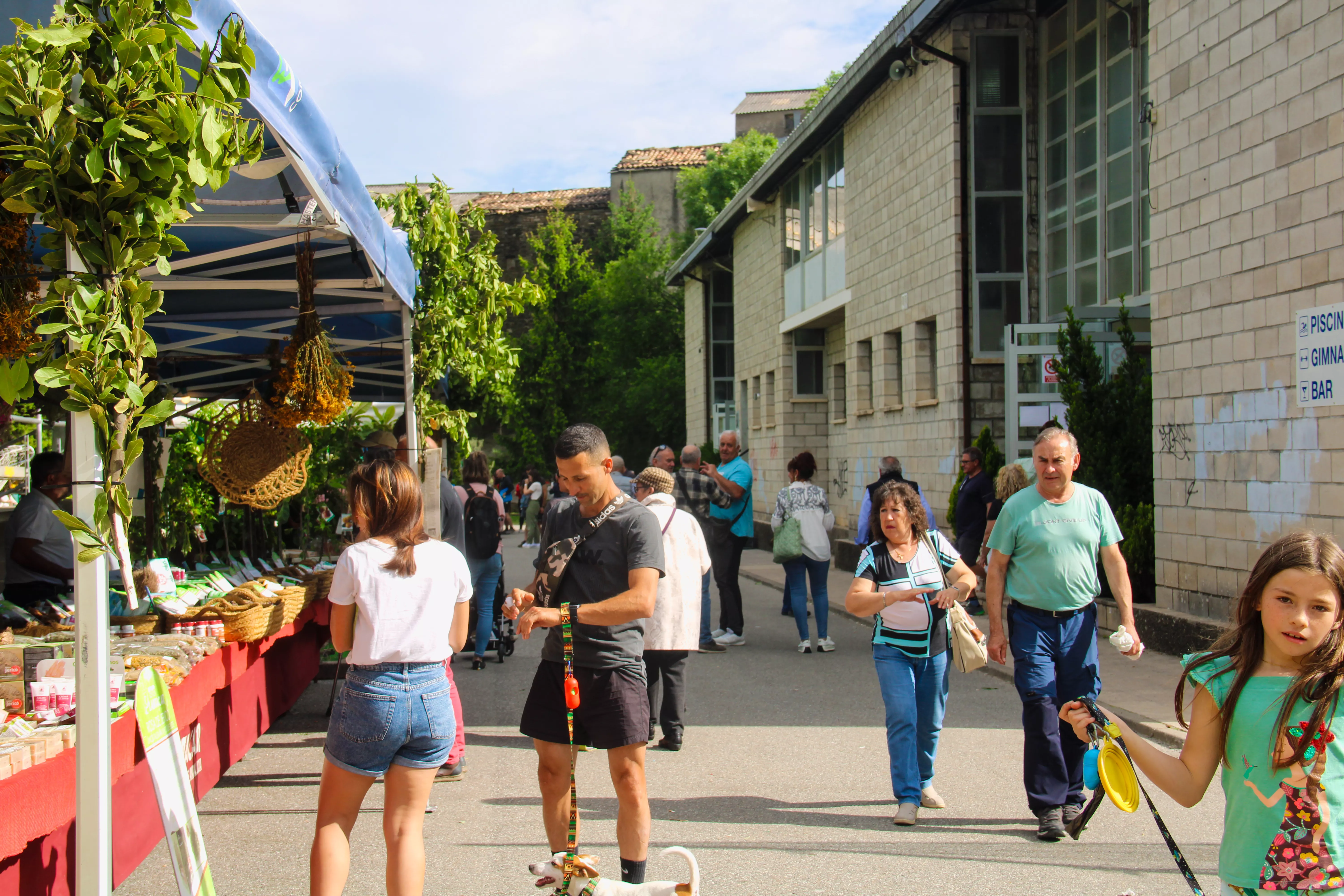 Público en la Feria de la Primavera de Biescas. Foto J. Molino Guisado