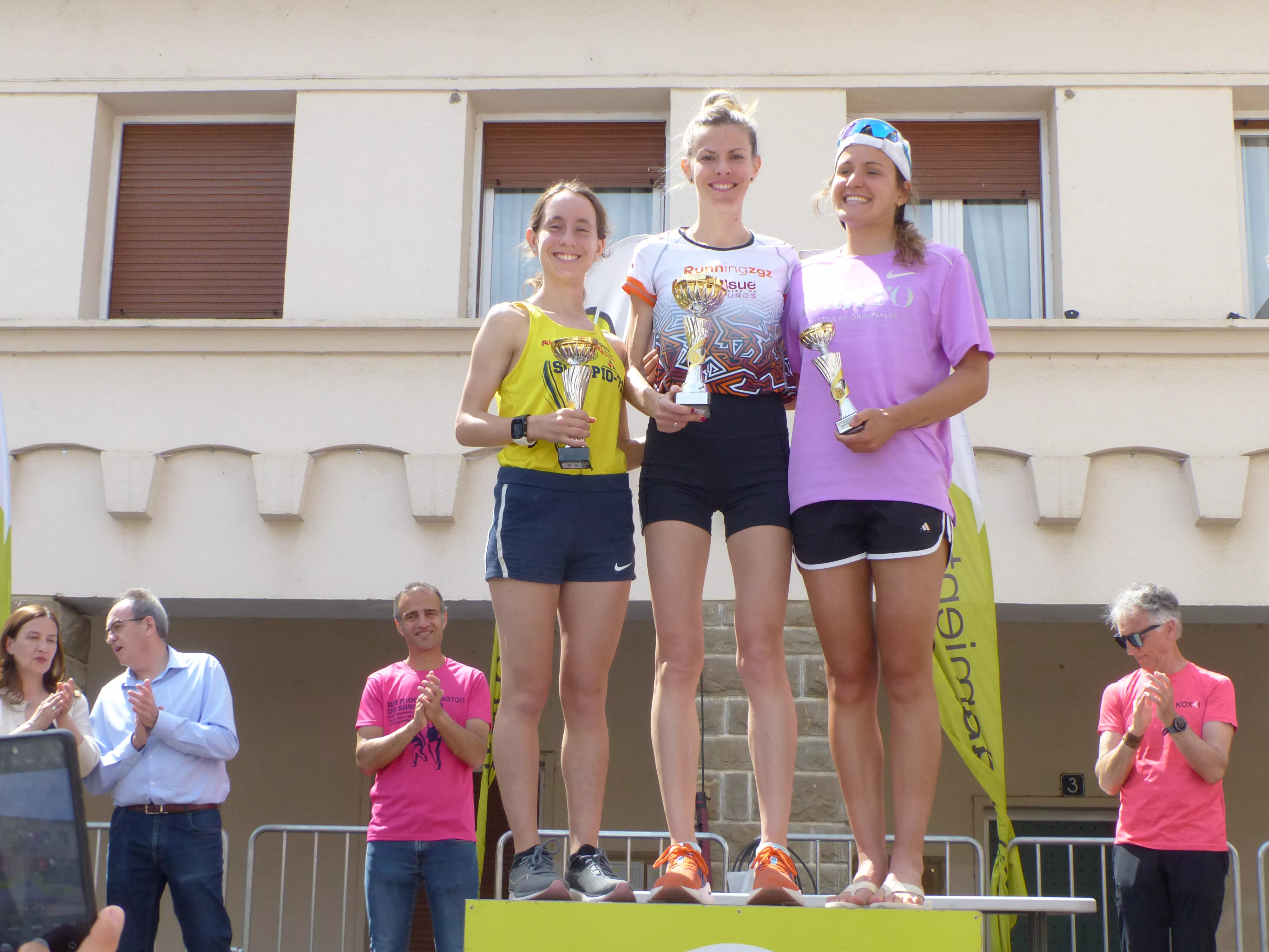 Podio femenino Media Maratón. Foto Andrés Alcaraz