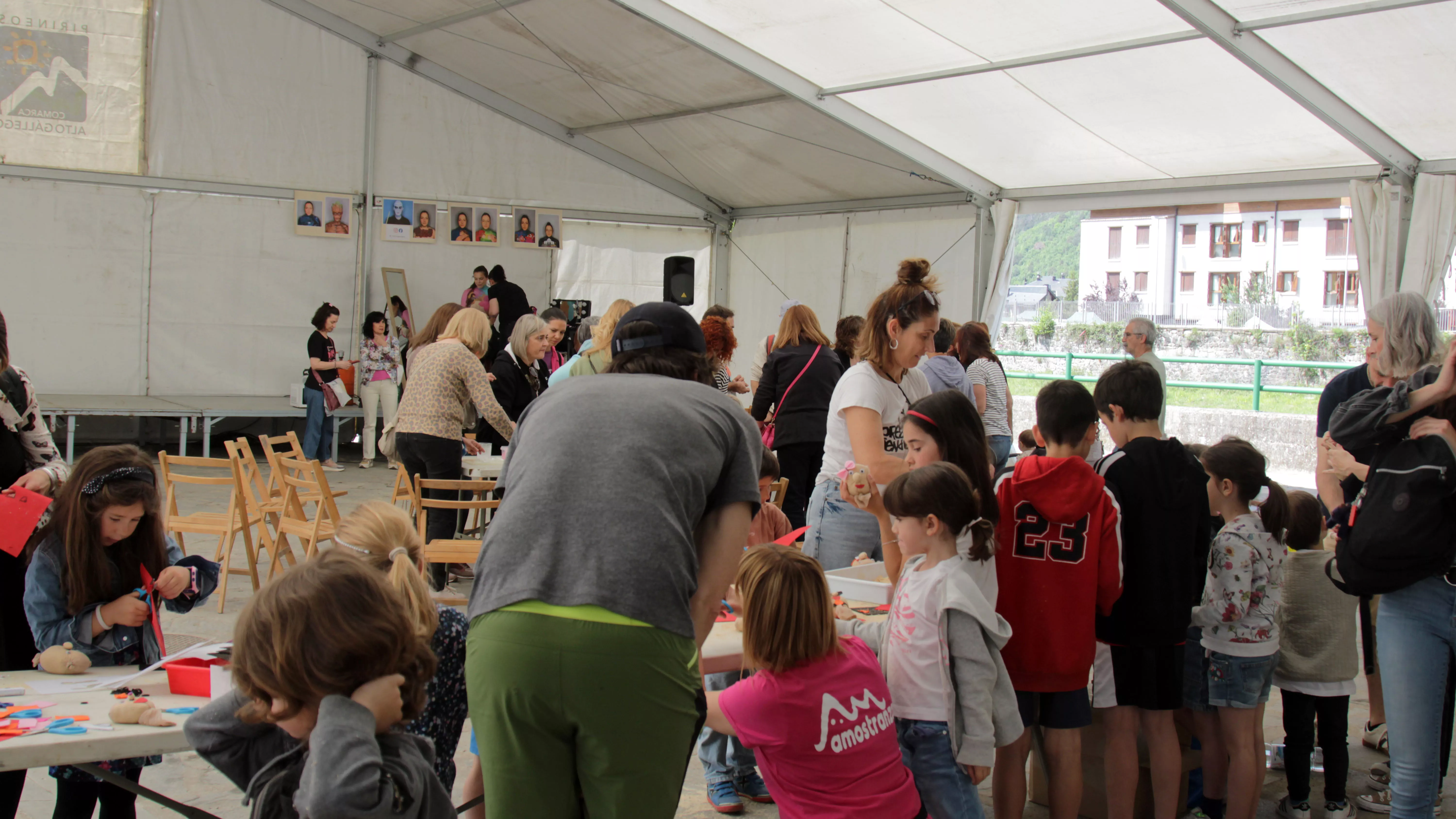 Público en la Feria de la Primavera de Biescas. Foto J. Molino Guisado