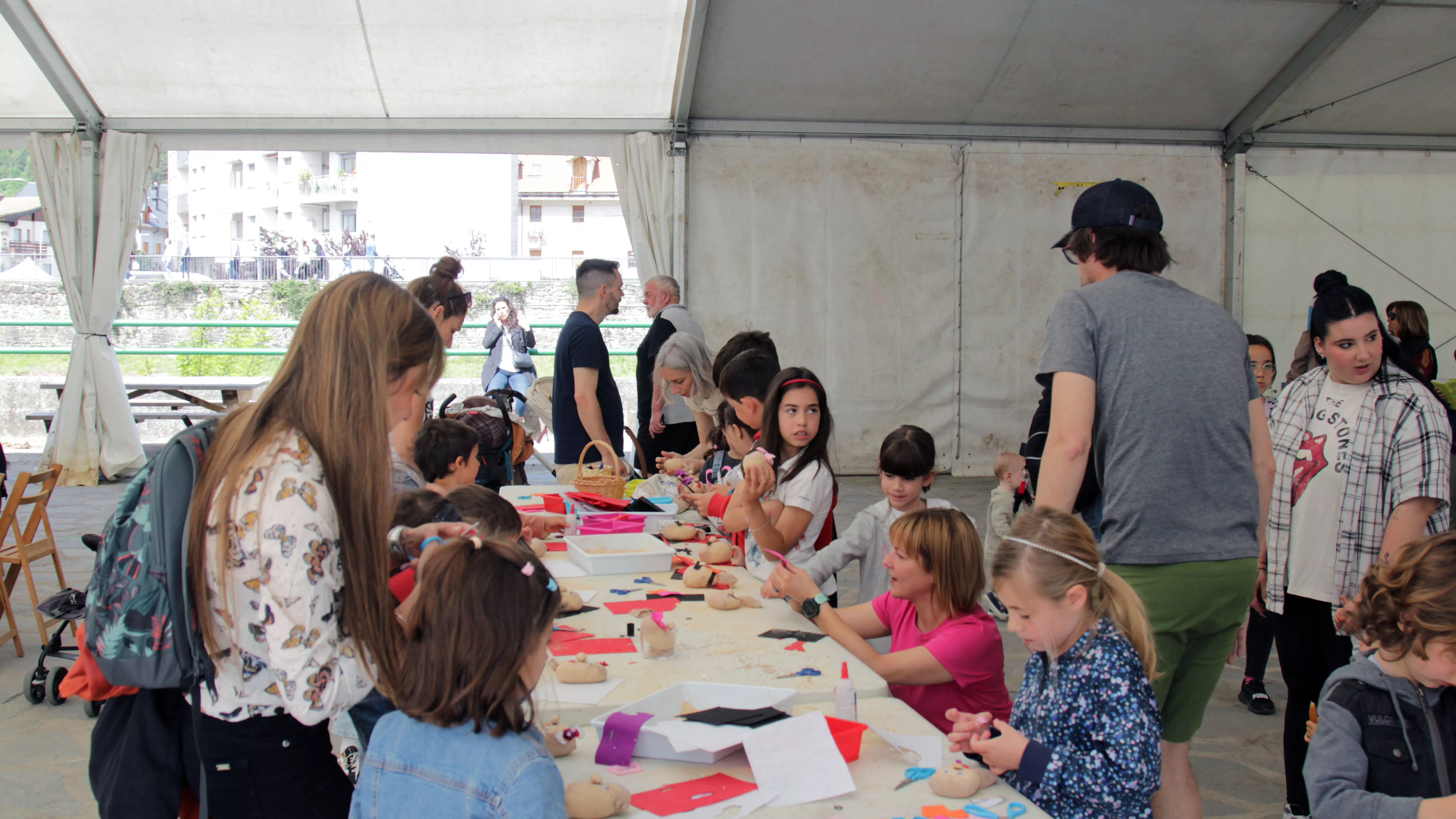 Público en la Feria de la Primavera de Biescas. Foto J. Molino Guisado