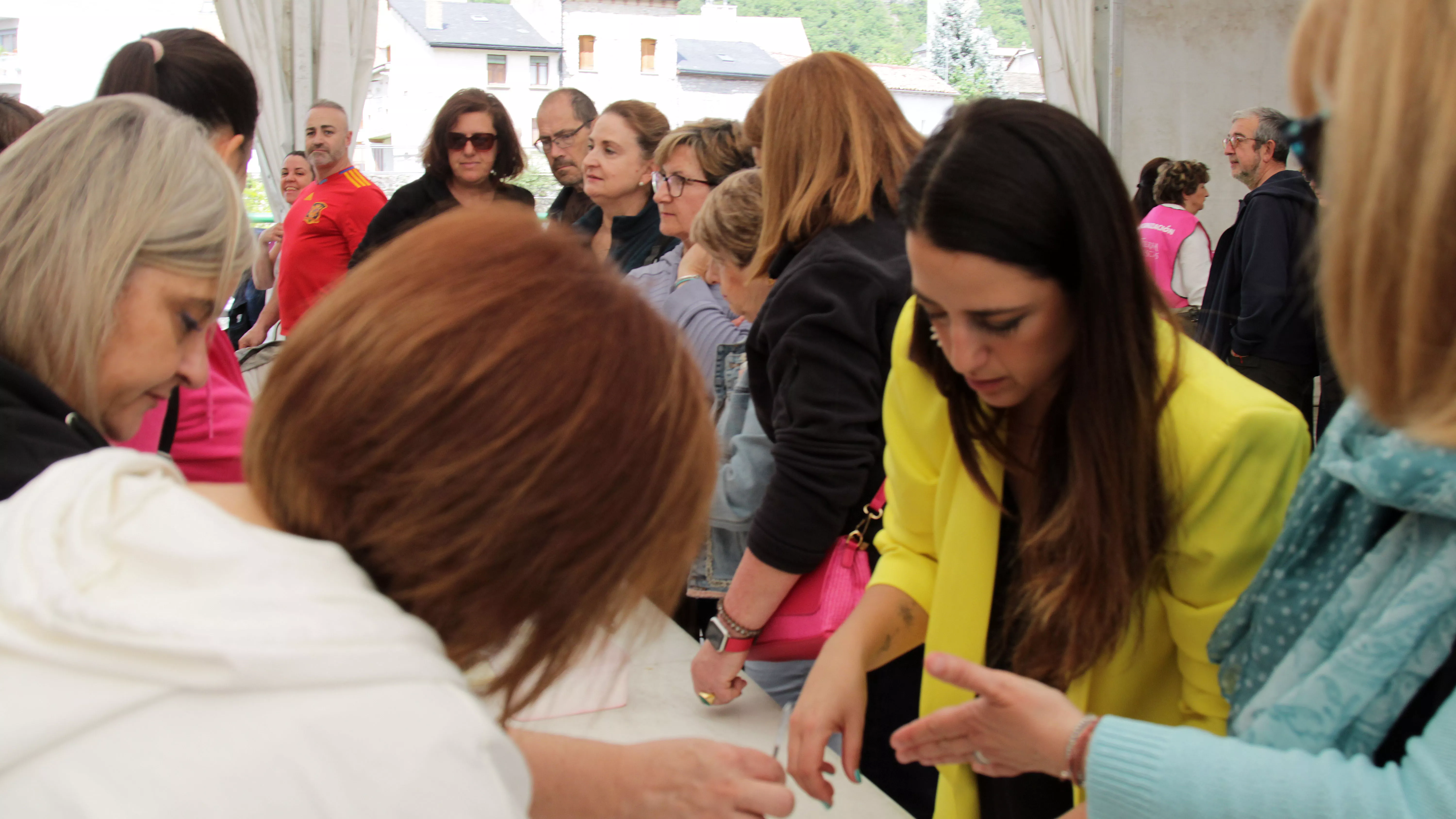 Público en la Feria de la Primavera de Biescas. Foto J. Molino Guisado