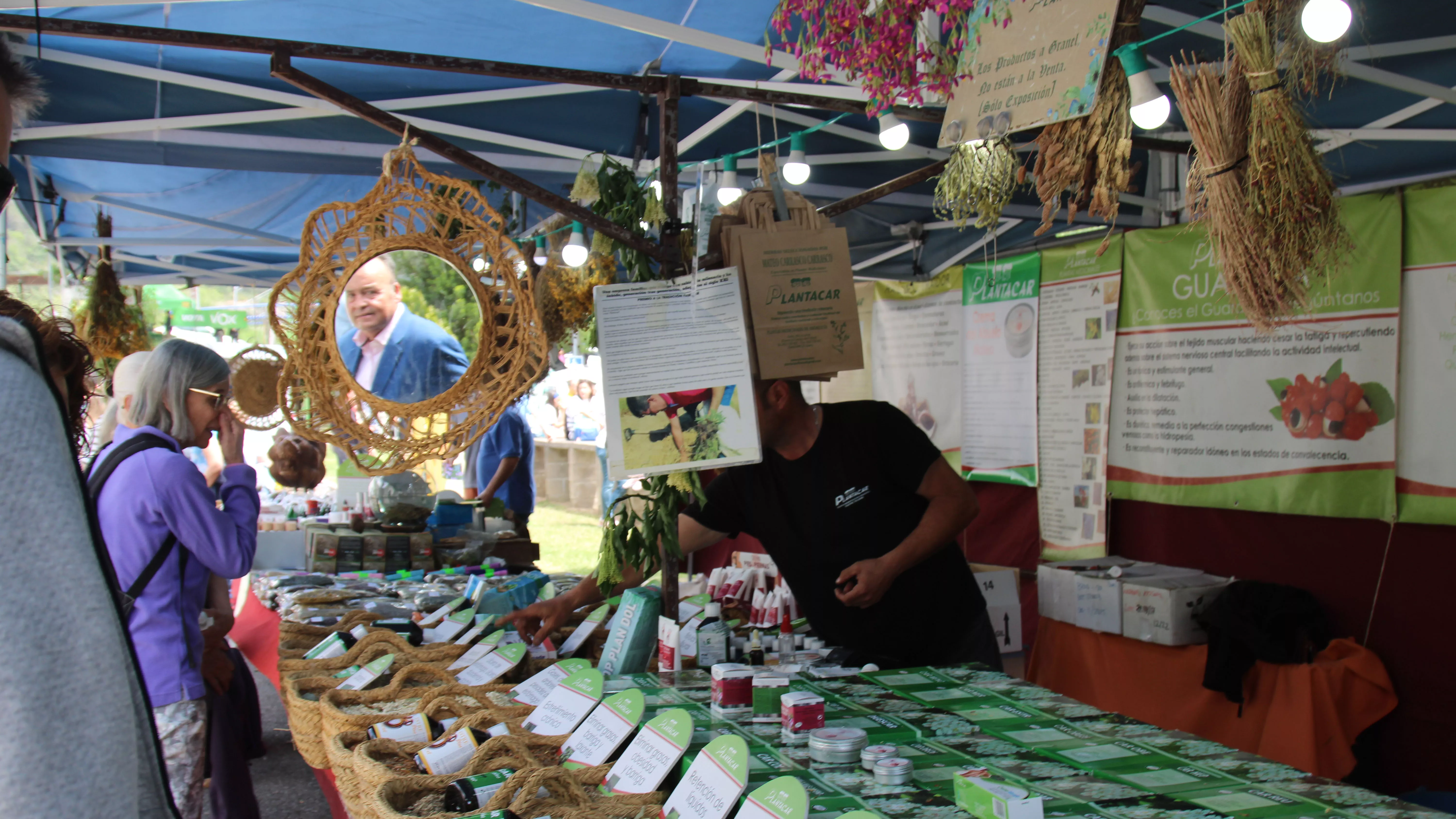 Público en la Feria de la Primavera de Biescas. Foto J. Molino Guisado