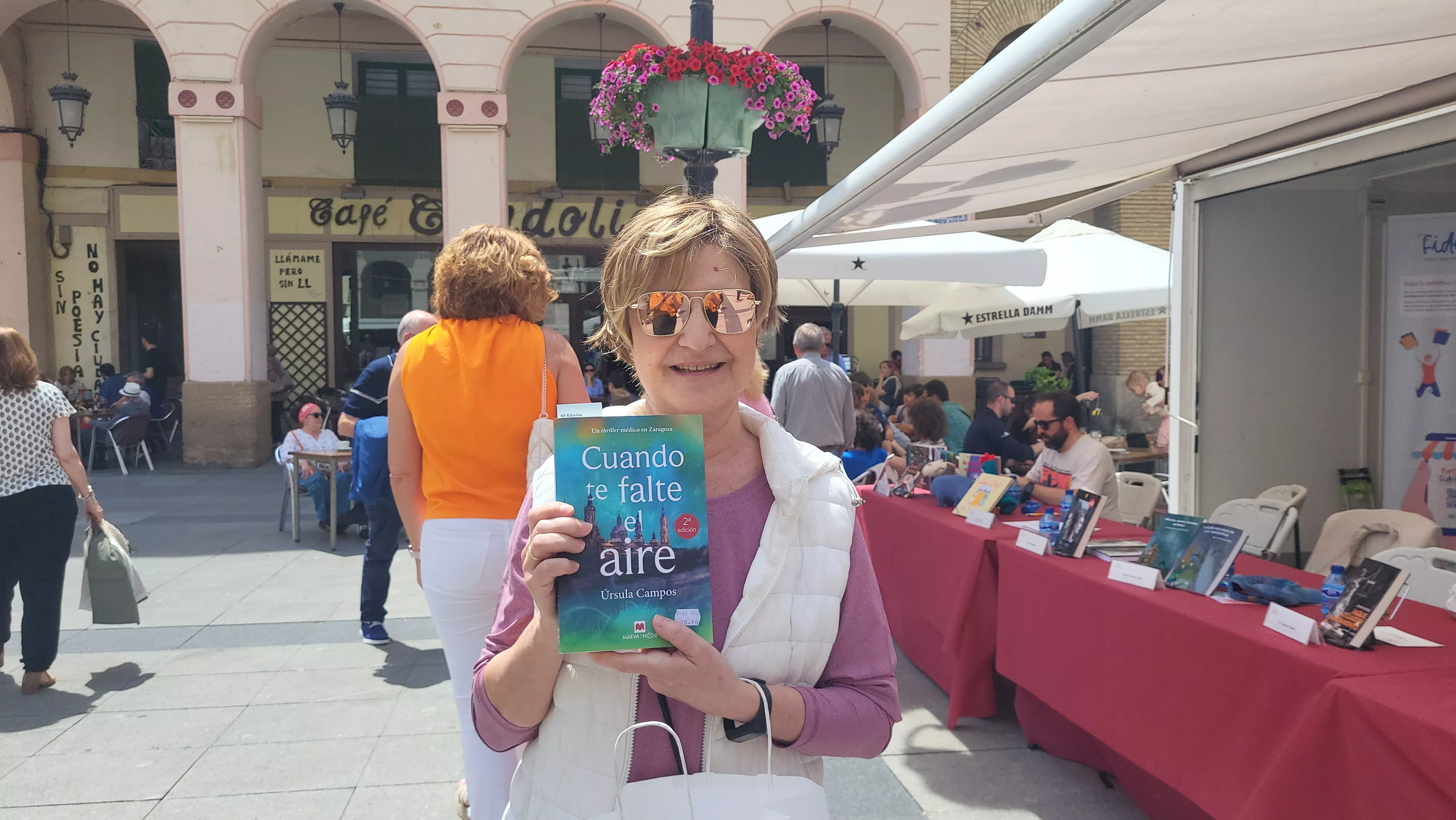 Marta ha optado por adquirir "Cuando te falte el aire" de Úrsula Campos. Foto Mercedes Manterola
