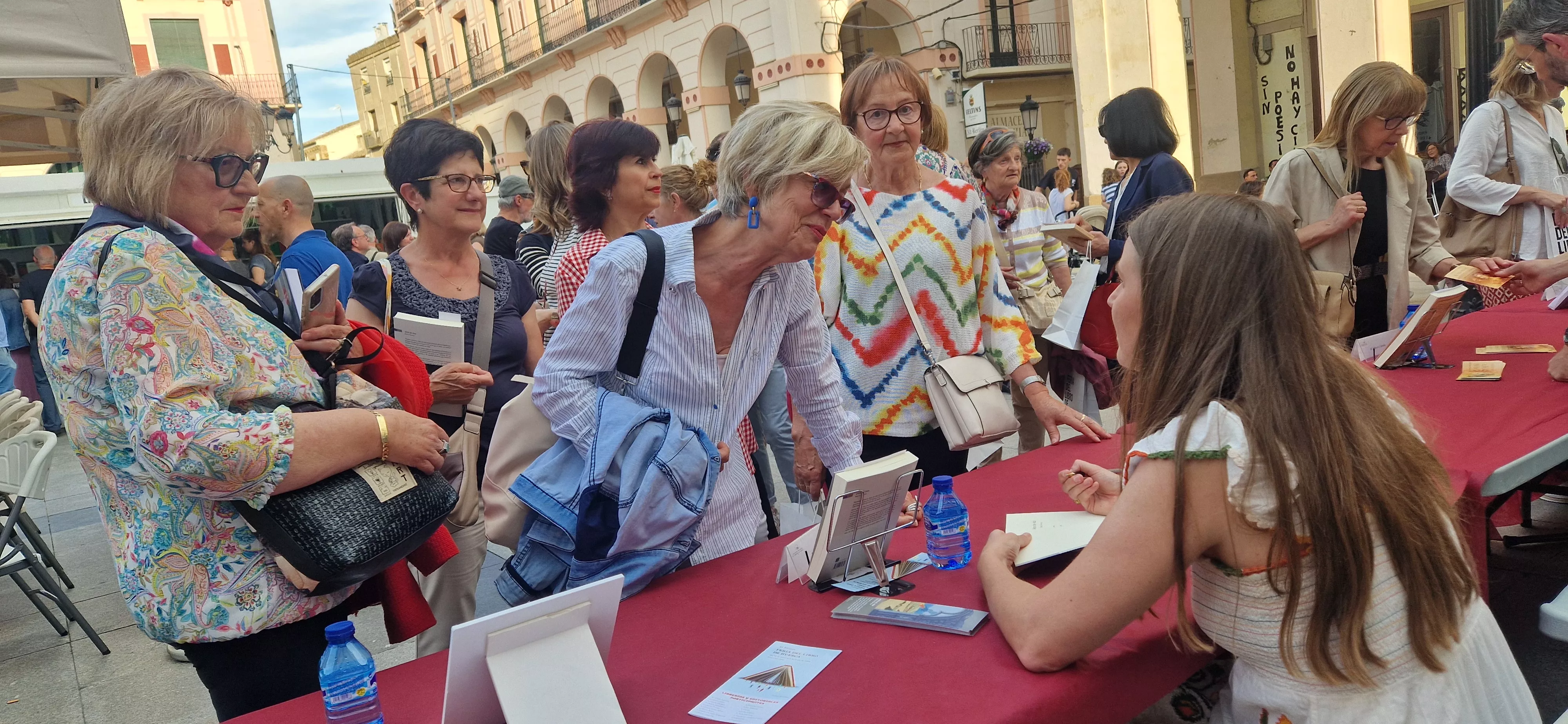 Marta Borraz ha firmado numerosos ejemplares en la 40ª Feria del Libro de Huesca. Foto Myriam Martínez Marta Borraz ha firmado numerosos ejemplares en la 40ª Feria del Libro de Huesca. Foto Myriam Martínez