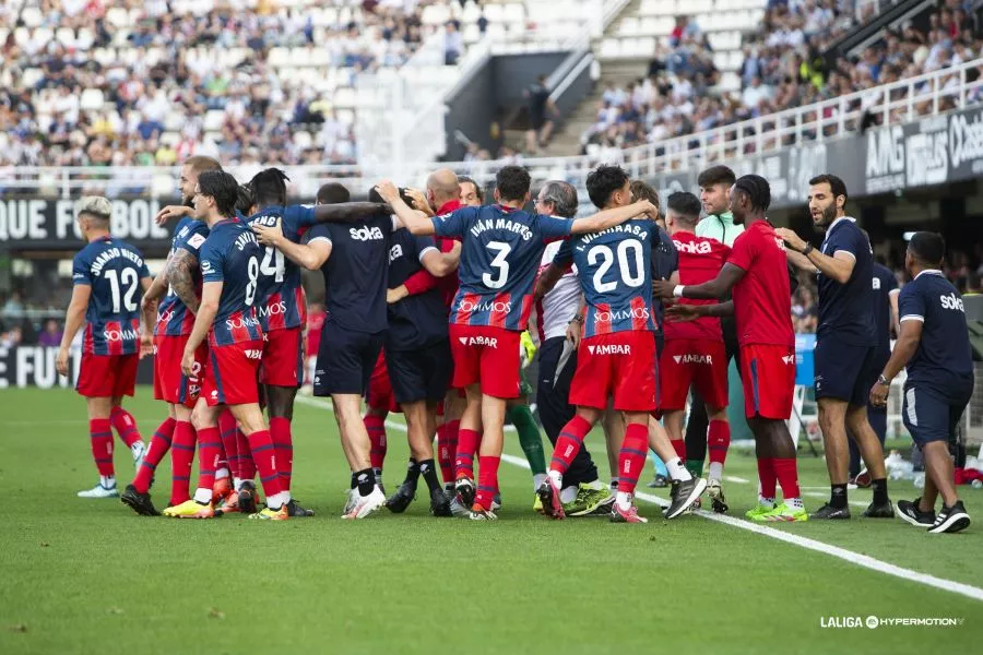 Los jugadores y cuerpo técnico del Huesca celebran el segundo tanto de Elady en Cartagonova. Foto: LaLiga