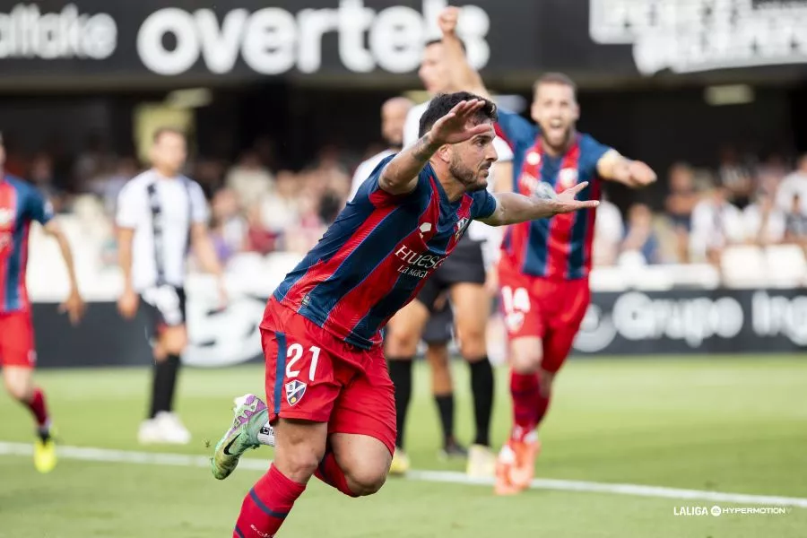 Elady sale volando del segundo gol. Uno a uno, los jugadores del Huesca han sido ejemplo de currantes