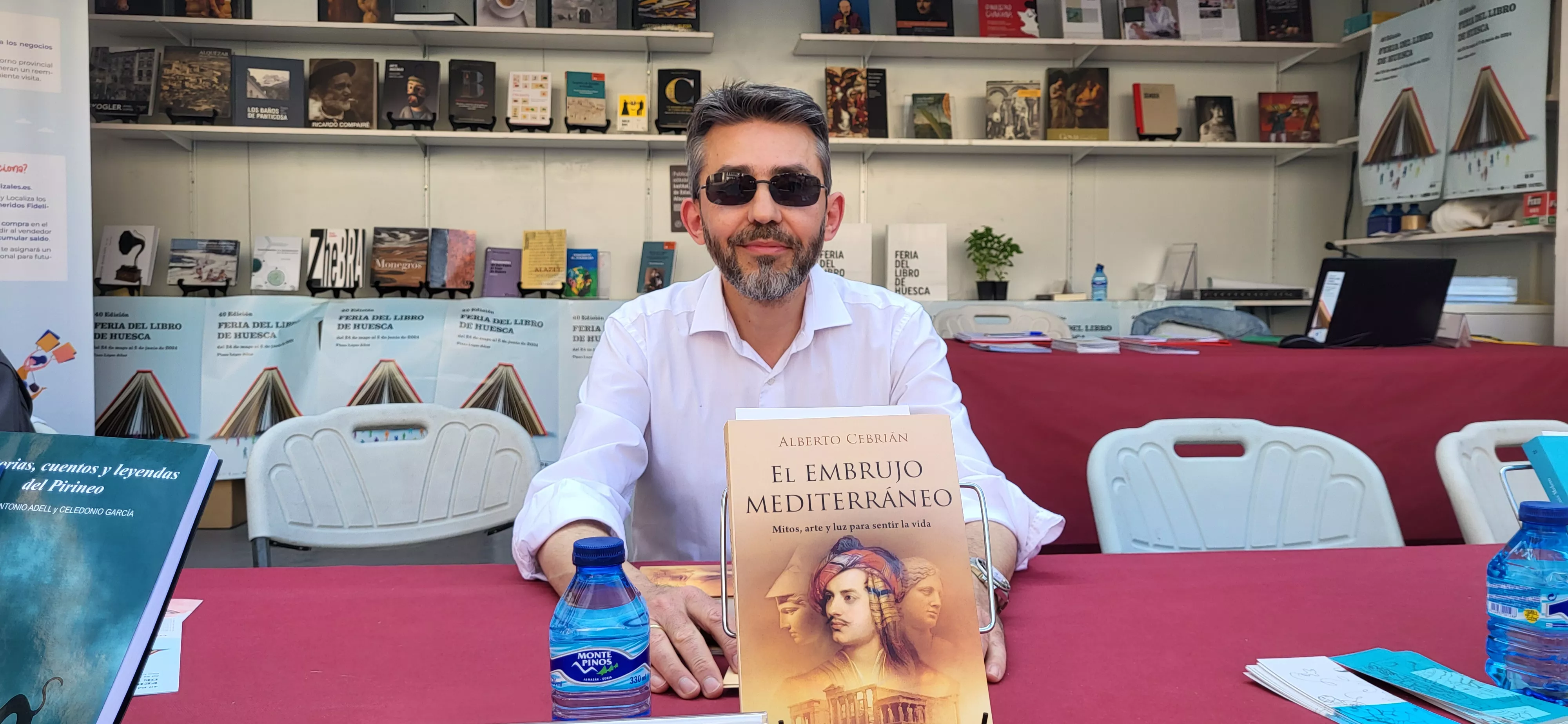 Alberto Cebrián con "El embrujo mediterráneo. Mitos, arte y luz para sentir la vida". Foto Mercedes Manterola