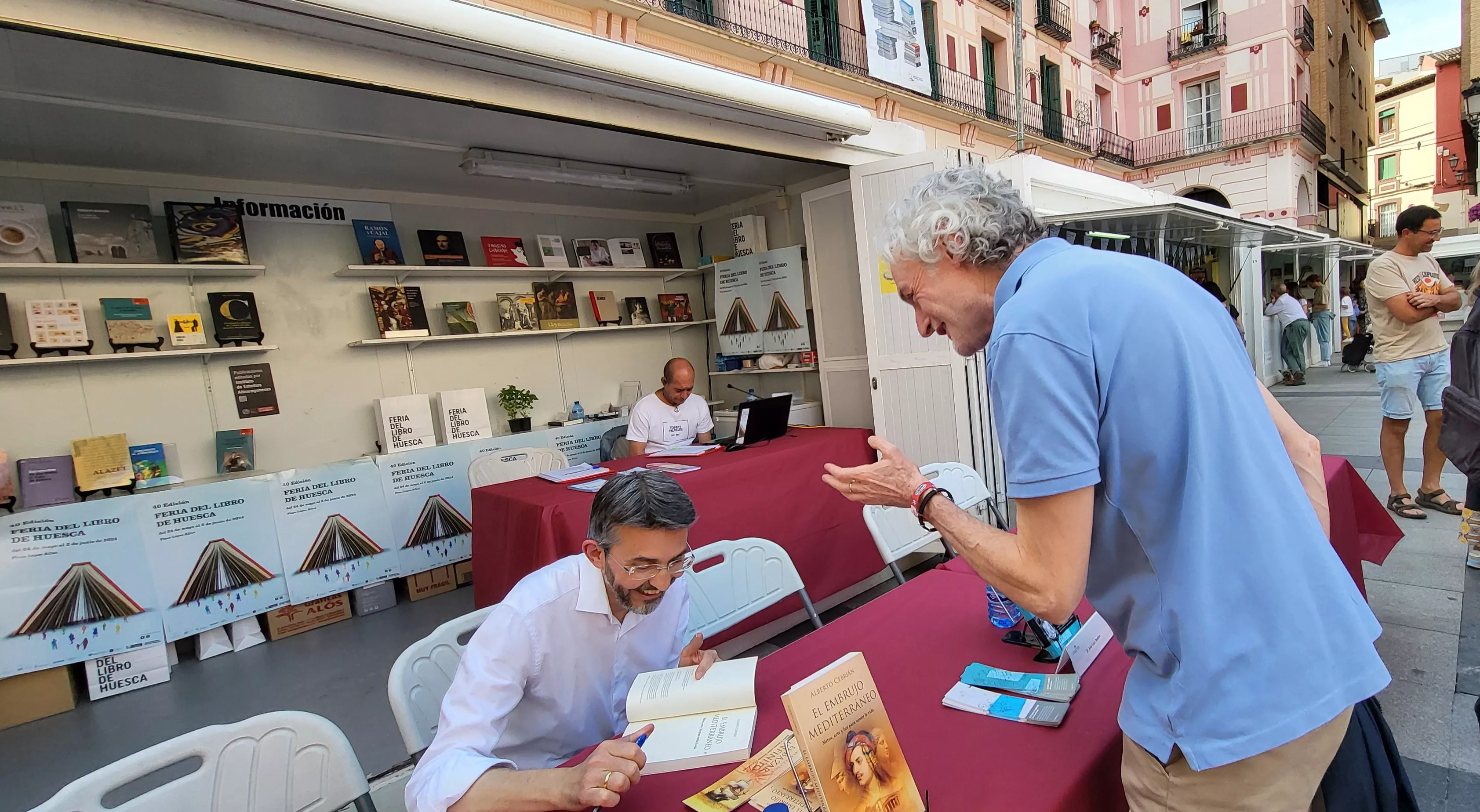 Alberto Cebrián firma ejemplares de su última obra. Foto Mercedes Manterola