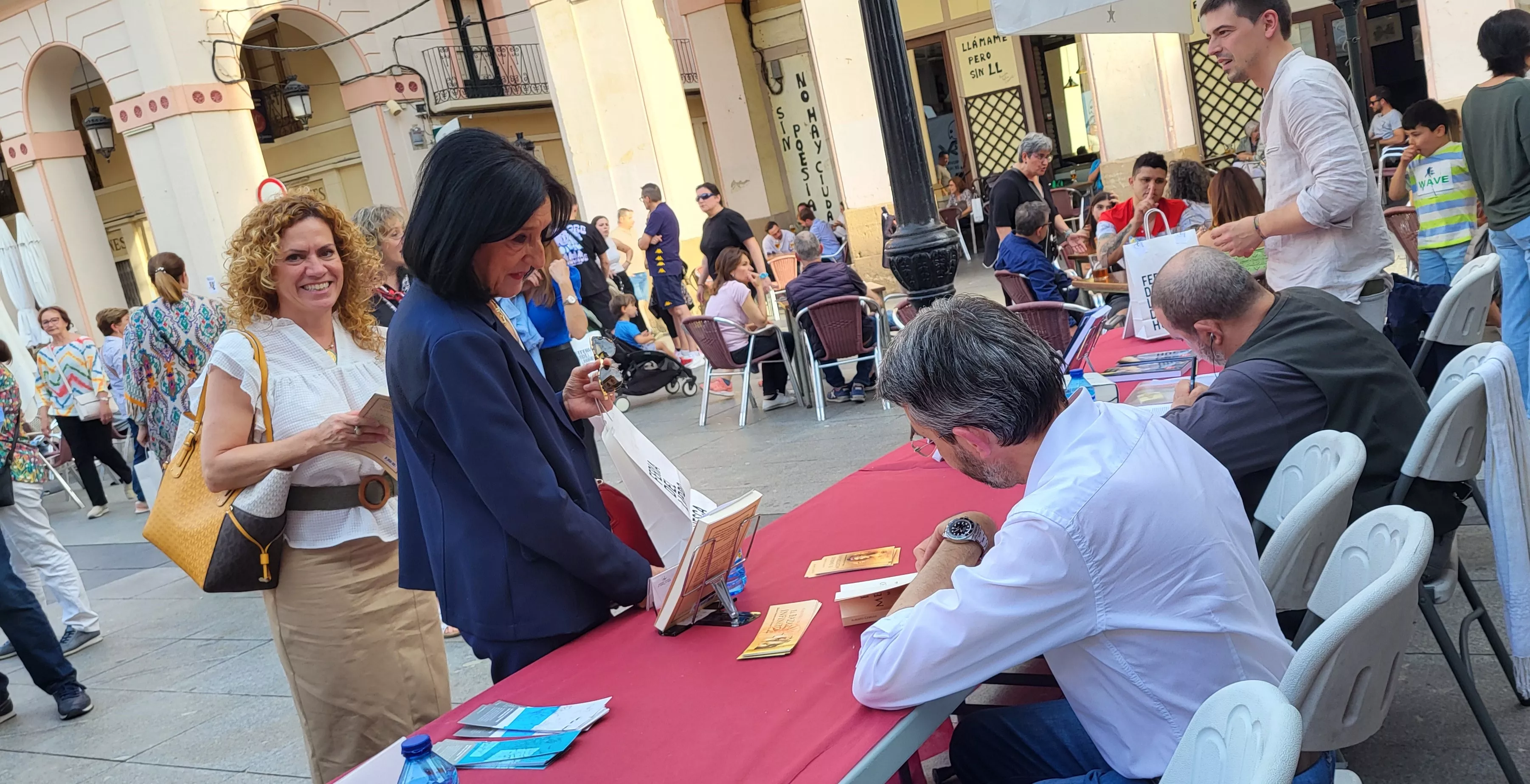 Alberto Cebrián firma ejemplares de su última obra. Foto Mercedes Manterola