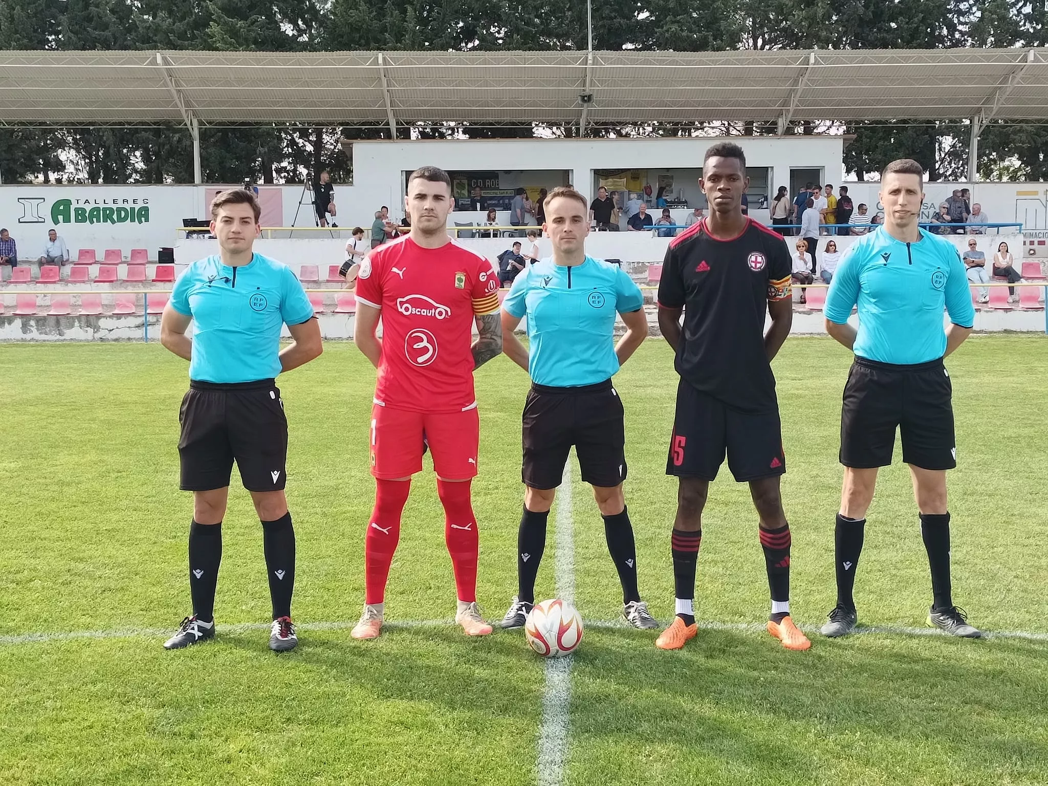 Saludo de capitanes y árbitros del Robres 1-0 Internacional de Huesca. Todas las crónicas de los últimos partidos de Regional Preferente del curso 23/24.