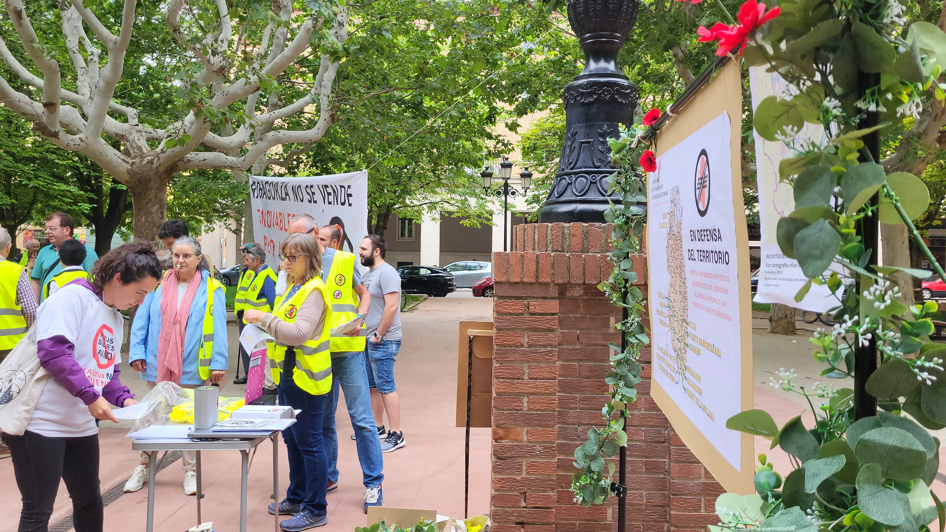 Concentración en Huesca contra los macroparques fotovoltacicos. Foto Mercedes Manterola