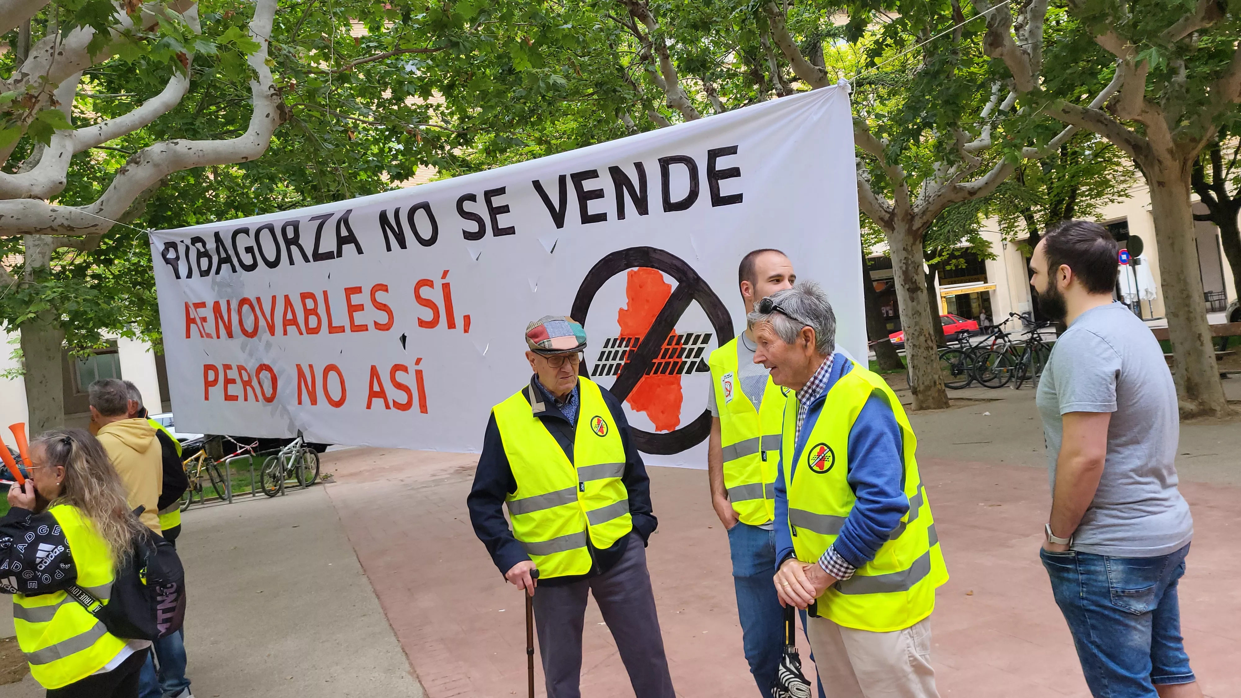 Concentración en Huesca contra los macroparques fotovoltacicos. Foto Mercedes Manterola