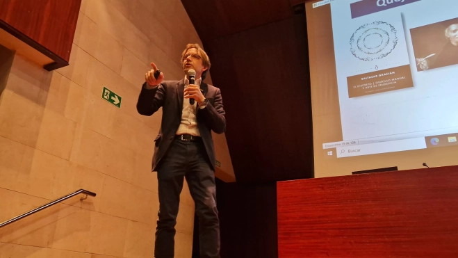 Olivera aseguró que con nuestras acciones podemos influir en nuestra felicidad en un alto porcentaje. Los asistentes reflexionaron sobre el momento más feliz de sus vidas. Foto Myriam Martínez Olivera aseguró que con nuestras acciones podemos influir en nuestra felicidad en un alto porcentaje. Los asistentes reflexionaron sobre el momento más feliz de sus vidas. Foto Myriam Martínez