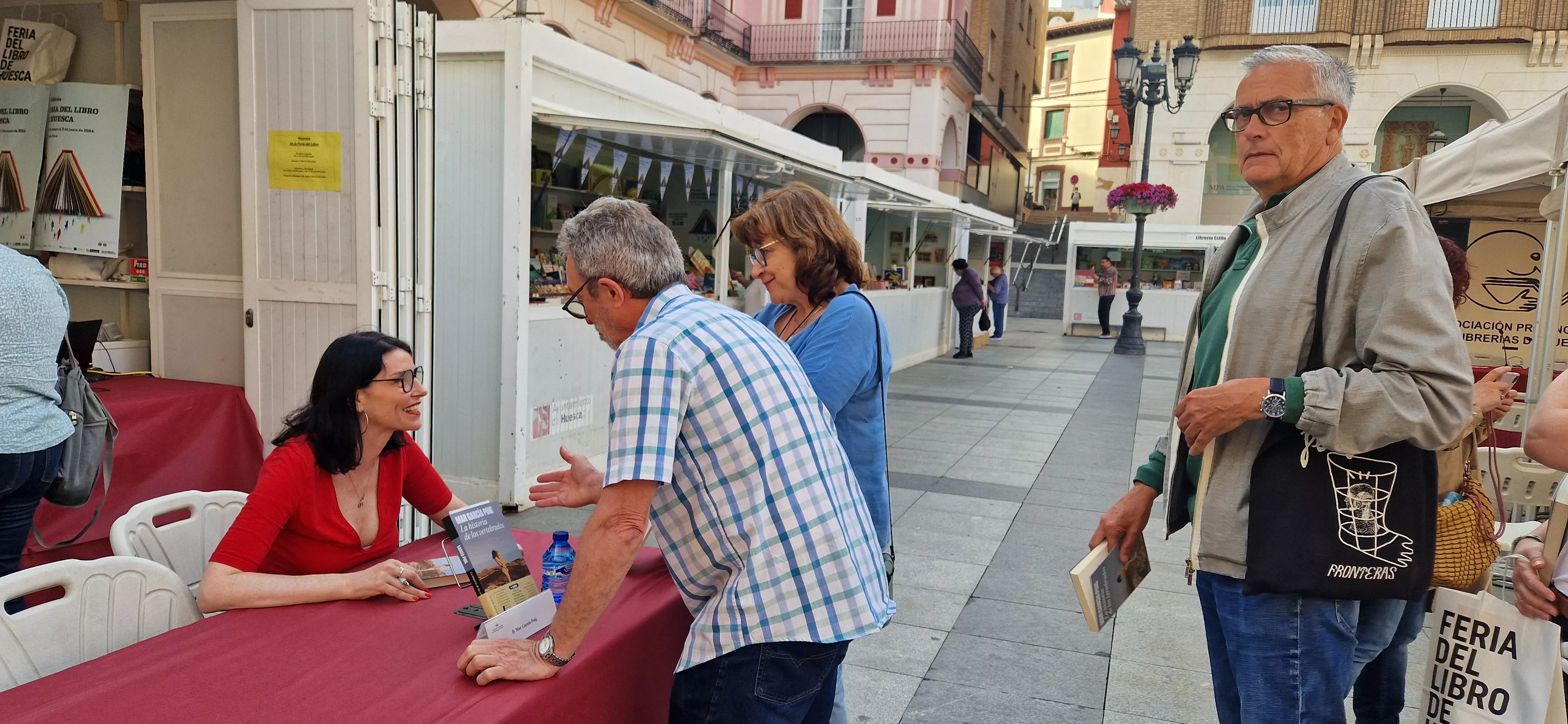 Mar García Puig, firmando ejemplares. Foto Myriam Martínez