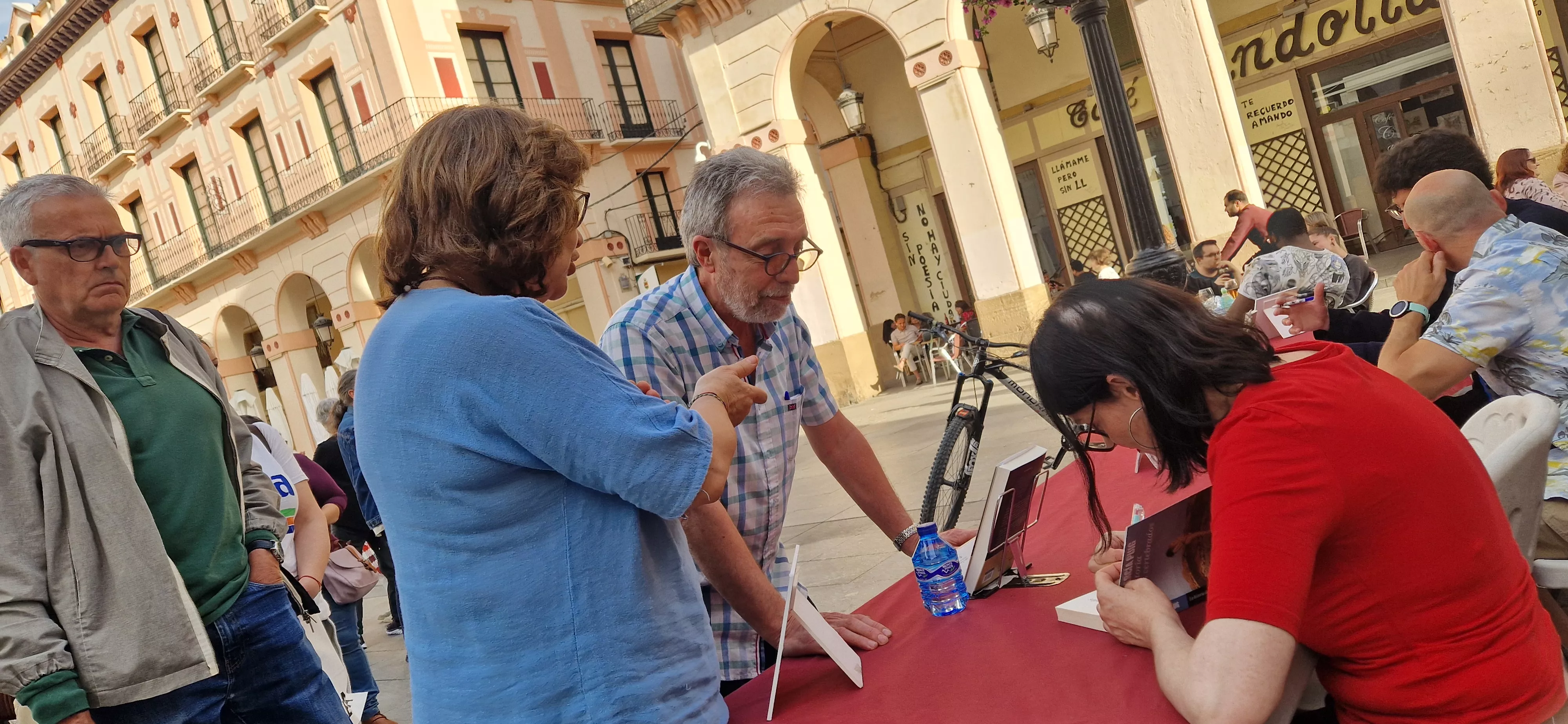 Mar García Puig, firmando ejemplares. Foto Myriam Martínez