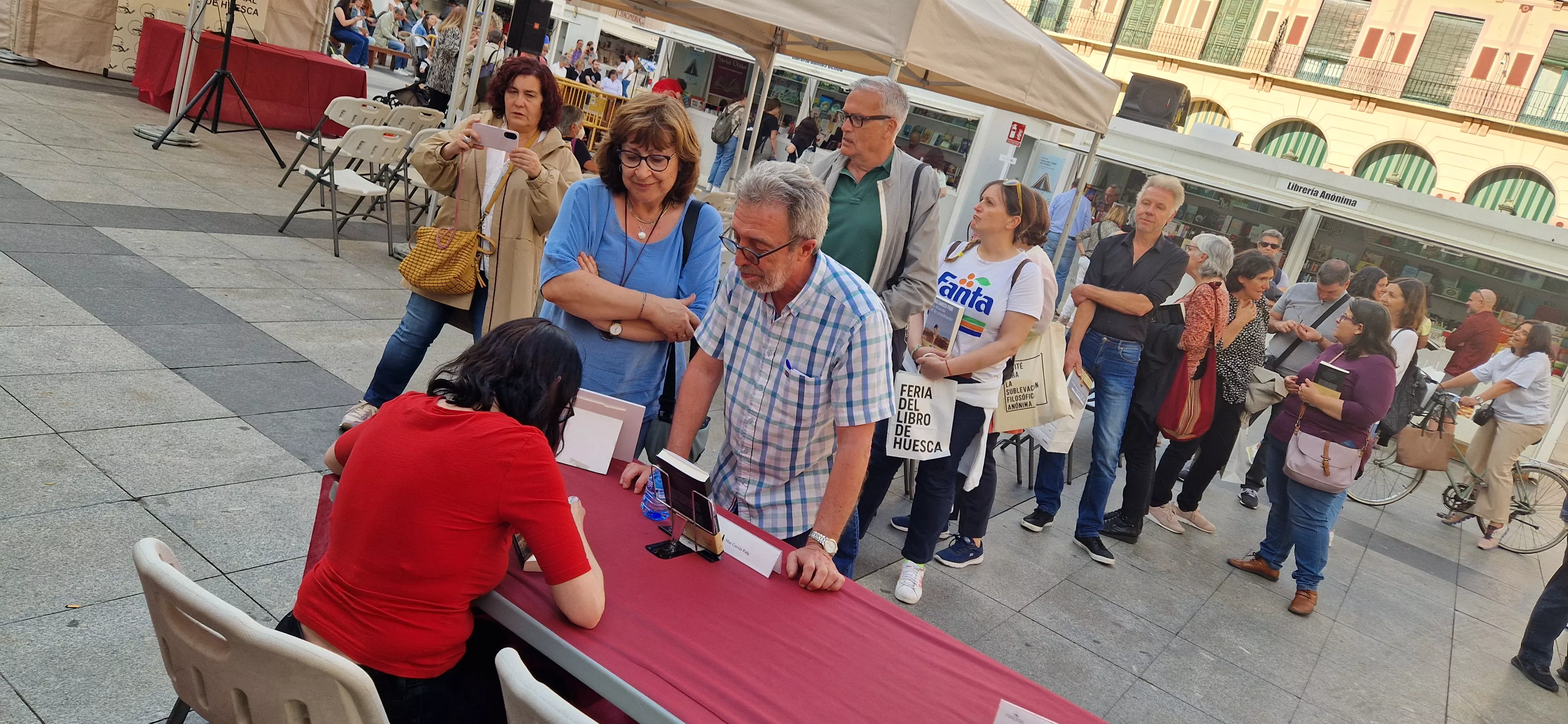 Mar García Puig se ha encontrado con una larga fila de autores que querían una firma suya. Foto Myriam Martínez