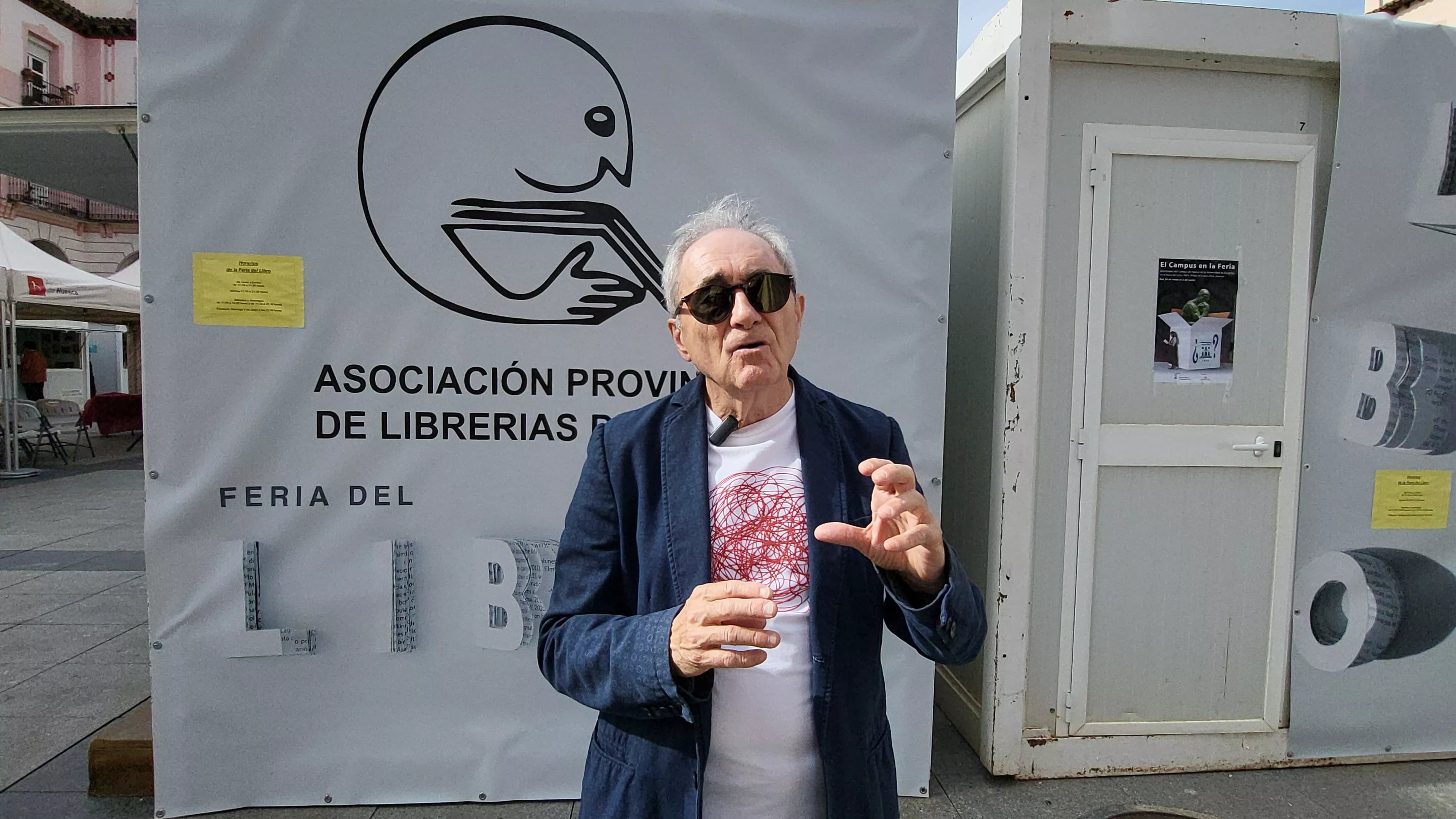 Adolfo Cajal en la Feria del Libro de Huesca.