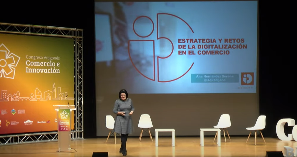 Ana Hernández durante su intervención en el Congreso Aragonés de Comercio e Innovación en Barbastro