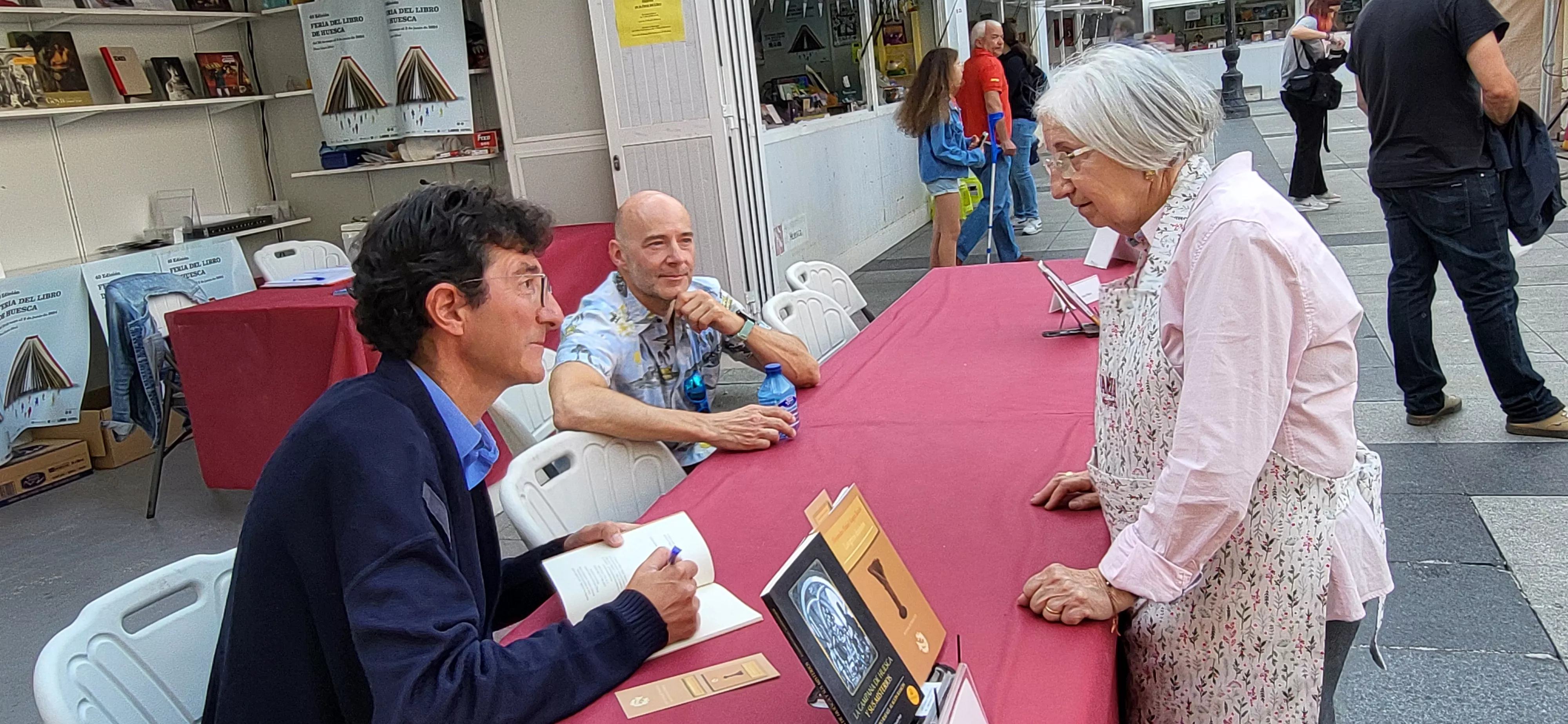 Alagón firma un ejemplar de su último poemario a María Jesús Sanvicente. Foto Mercedes Manterola