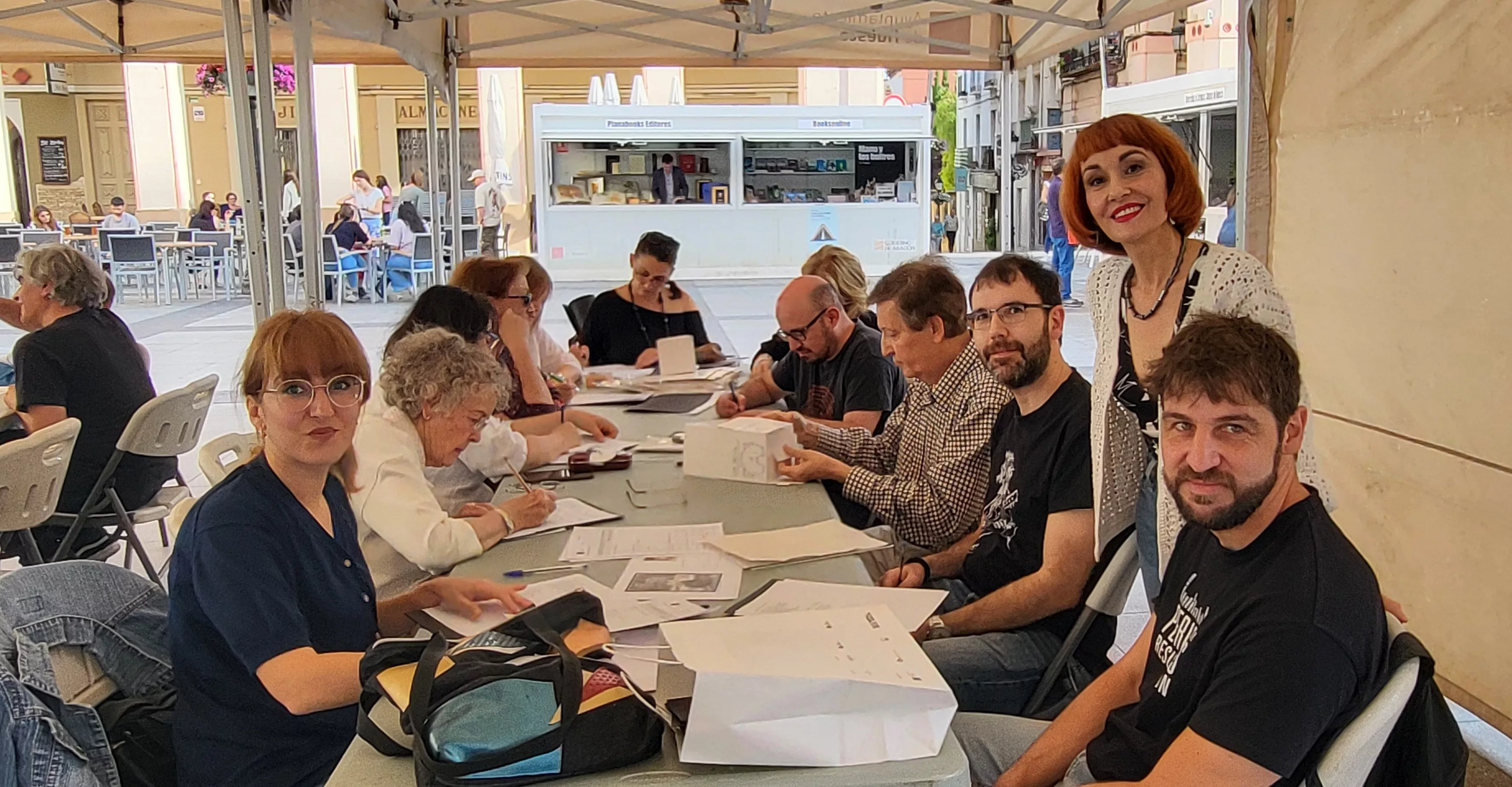 Grupo de creación poética de las Bibliotecas Municipales con su coordinadora, Angélica Morales. Foto Mercedes Manterola