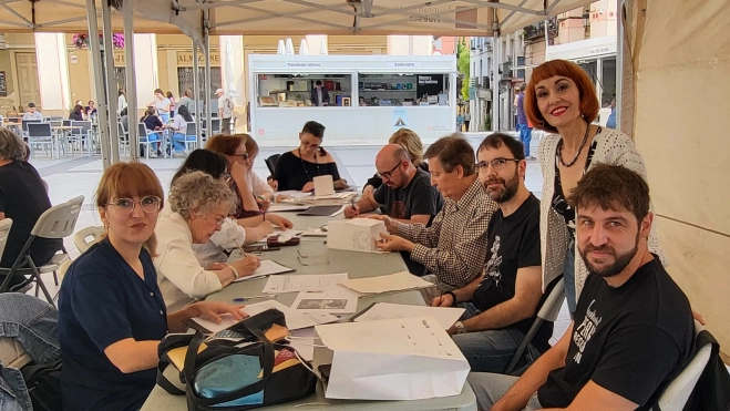 Grupo de creación poética de las Bibliotecas Municipales con su coordinadora, Angélica Morales. Foto Mercedes Manterola Grupo de creación poética de las Bibliotecas Municipales con su coordinadora, Angélica Morales. Foto Mercedes Manterola