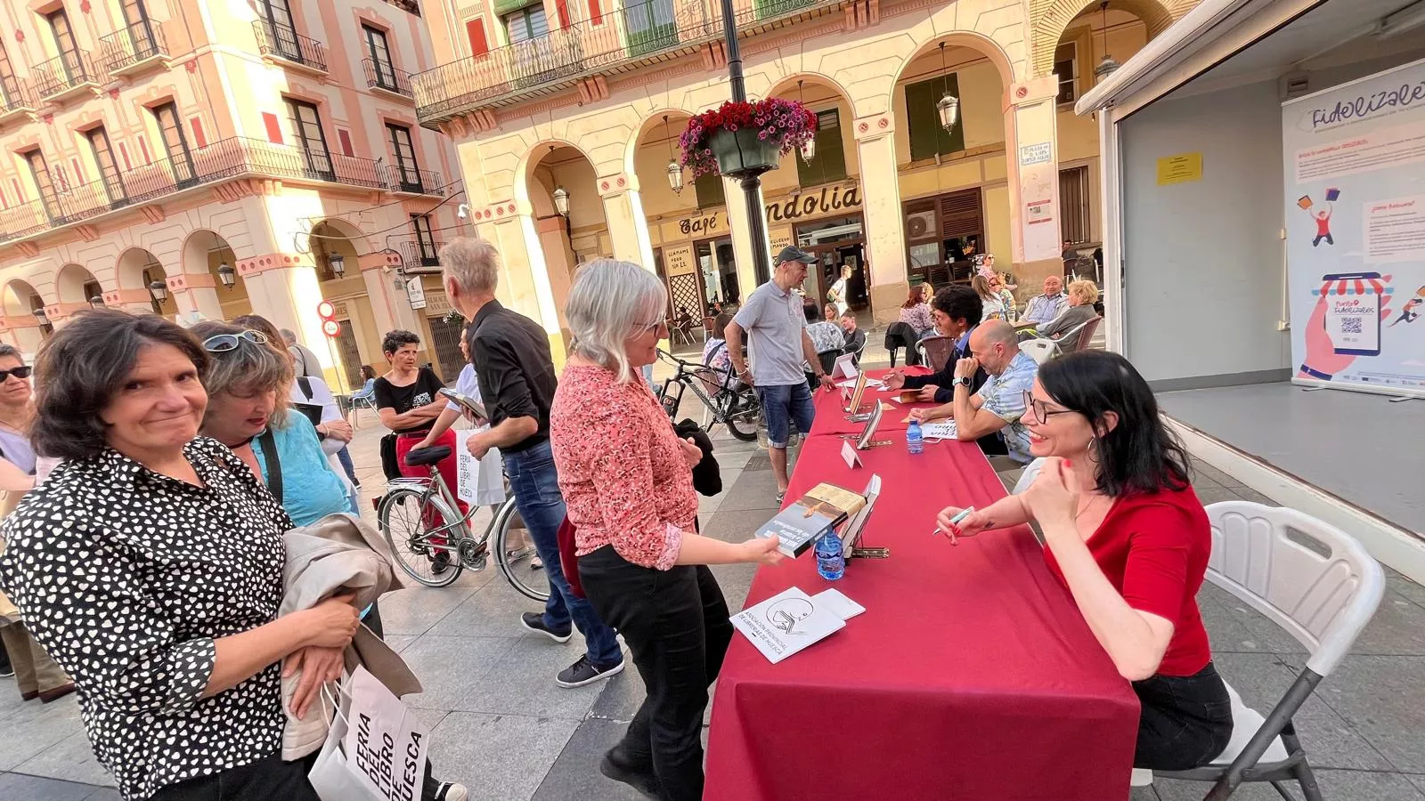 Mar García Puig, firmando ejemplares. Foto Myriam Martínez